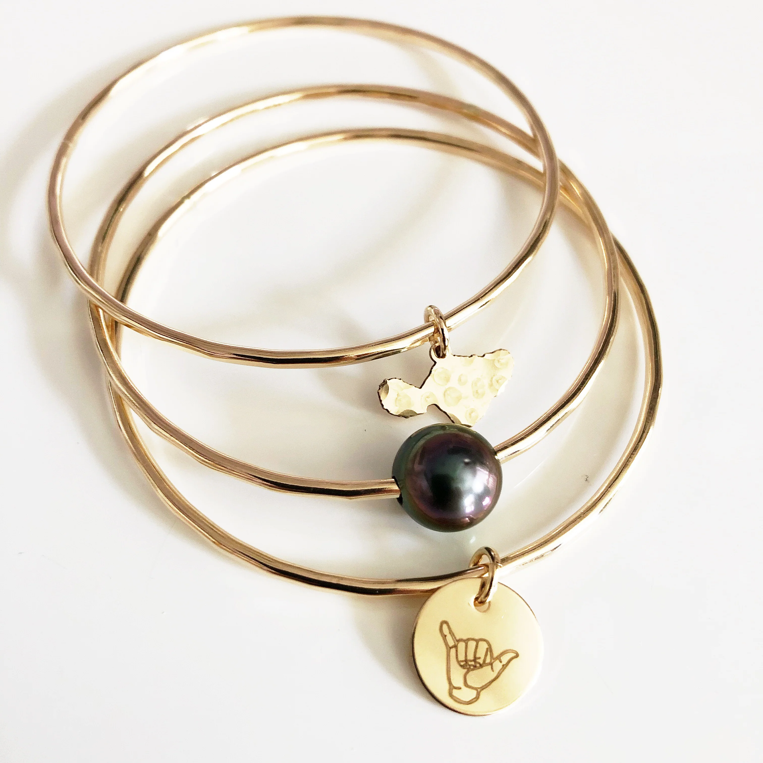 Bangle HALEY - Shaka charm (B542) - Mitchell's Manufacturing Jewel