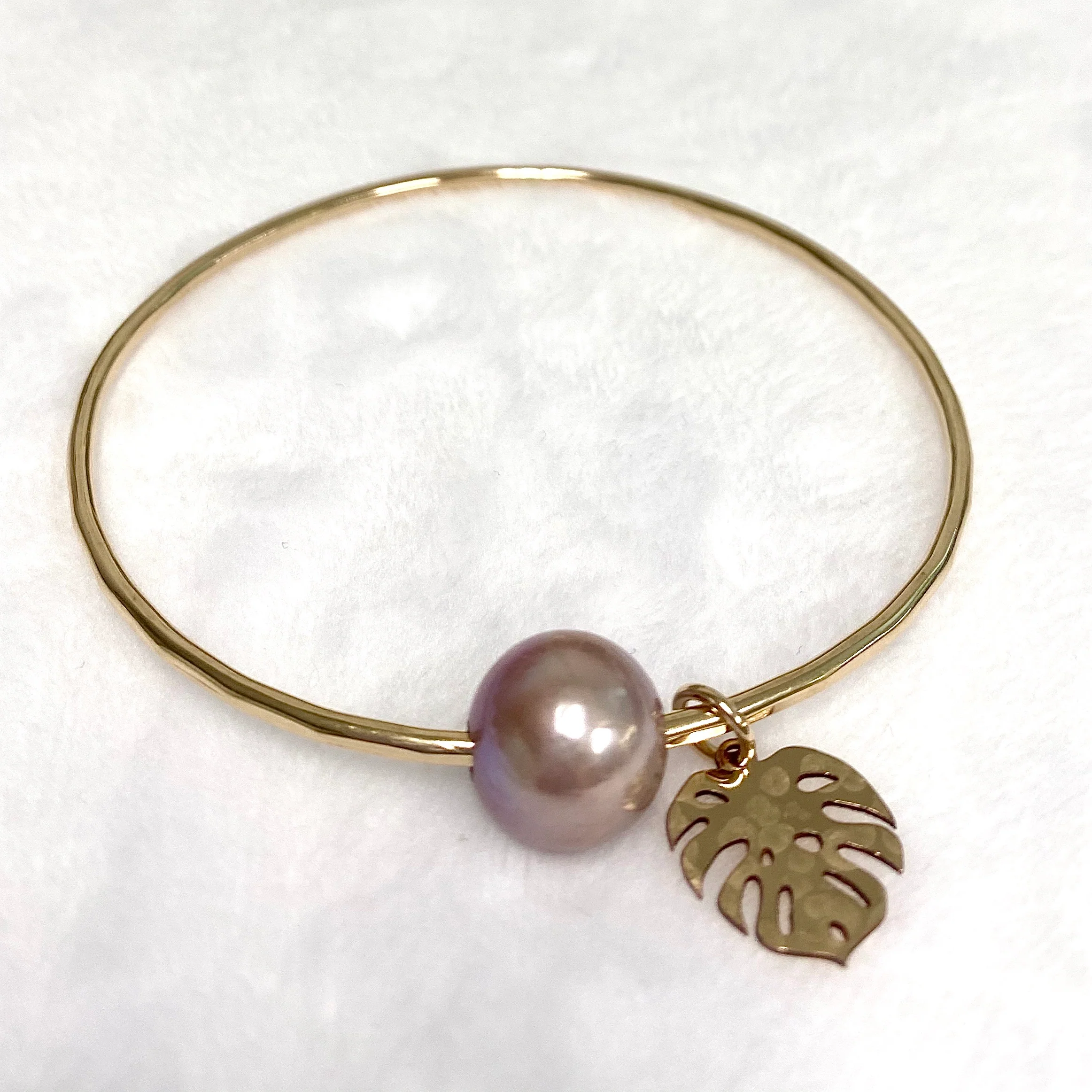 Monstera bangle - pink Edison pearl (B533) - Mitchell's Manufacturing Jewel