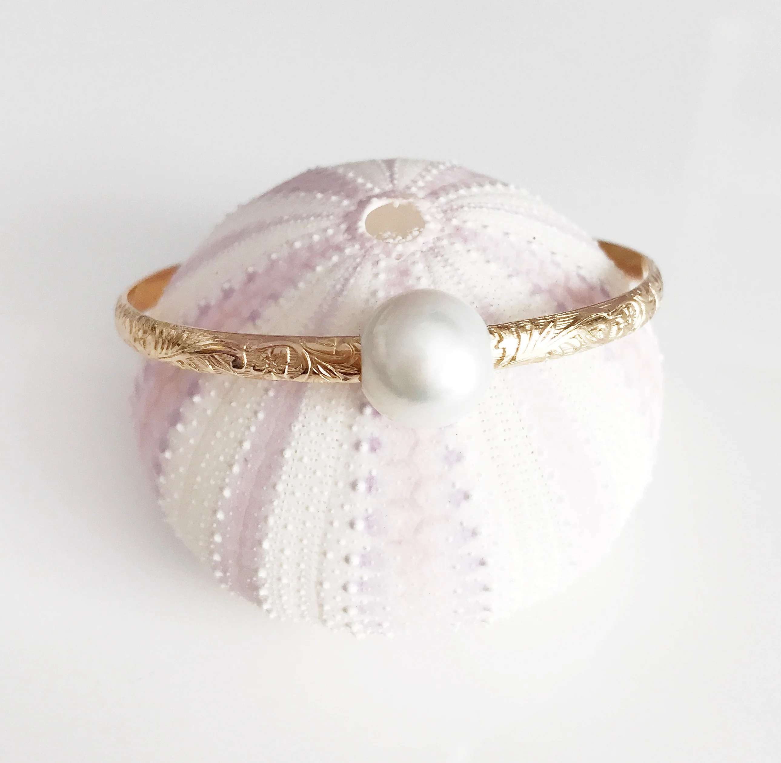 Bangle ALII - white pearl (B338) - Mitchell's Manufacturing Jewel