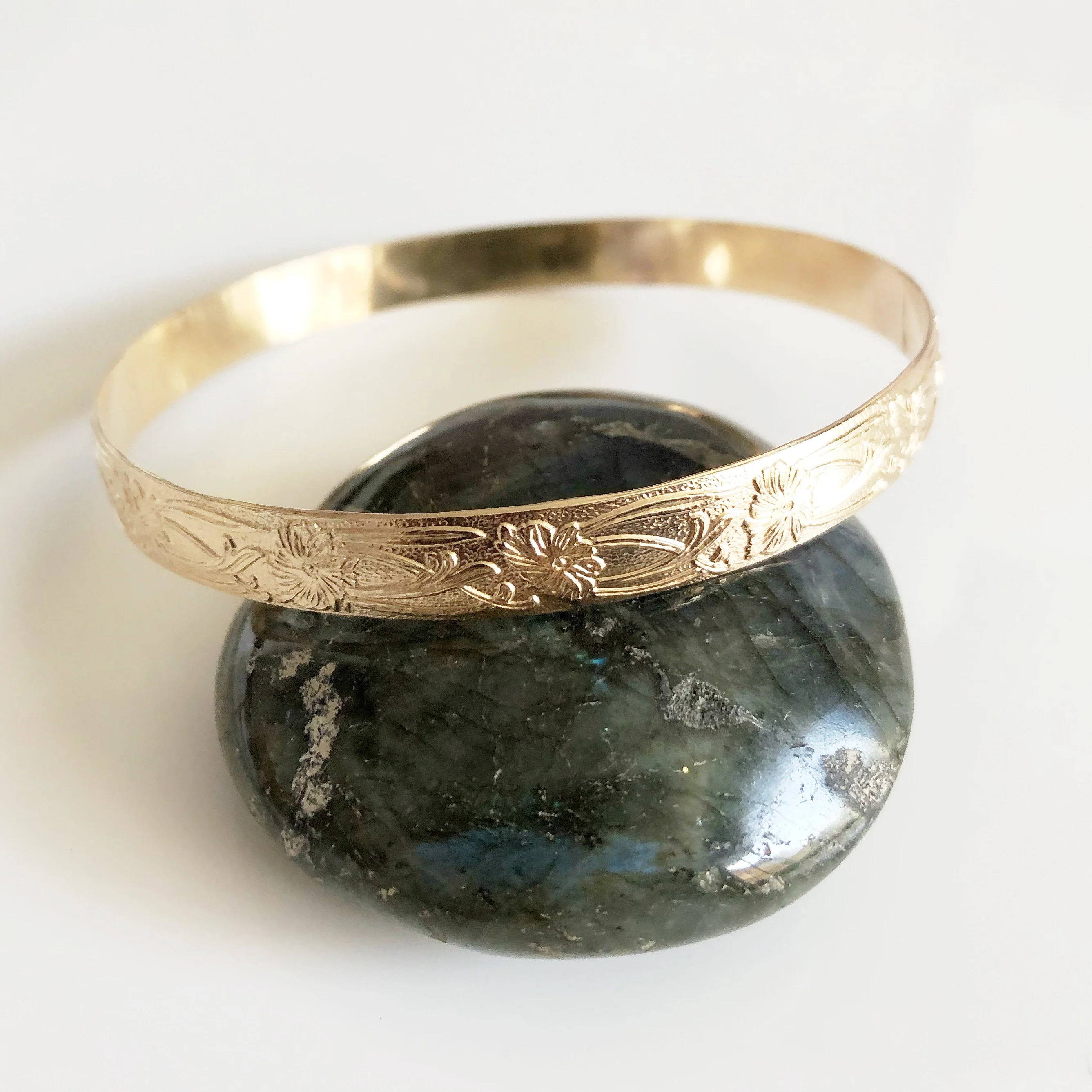 Bangle JASMIN - 8 mm Hawaiian heirloom bangle (B402) - Mitchell's Manufacturing Jewel