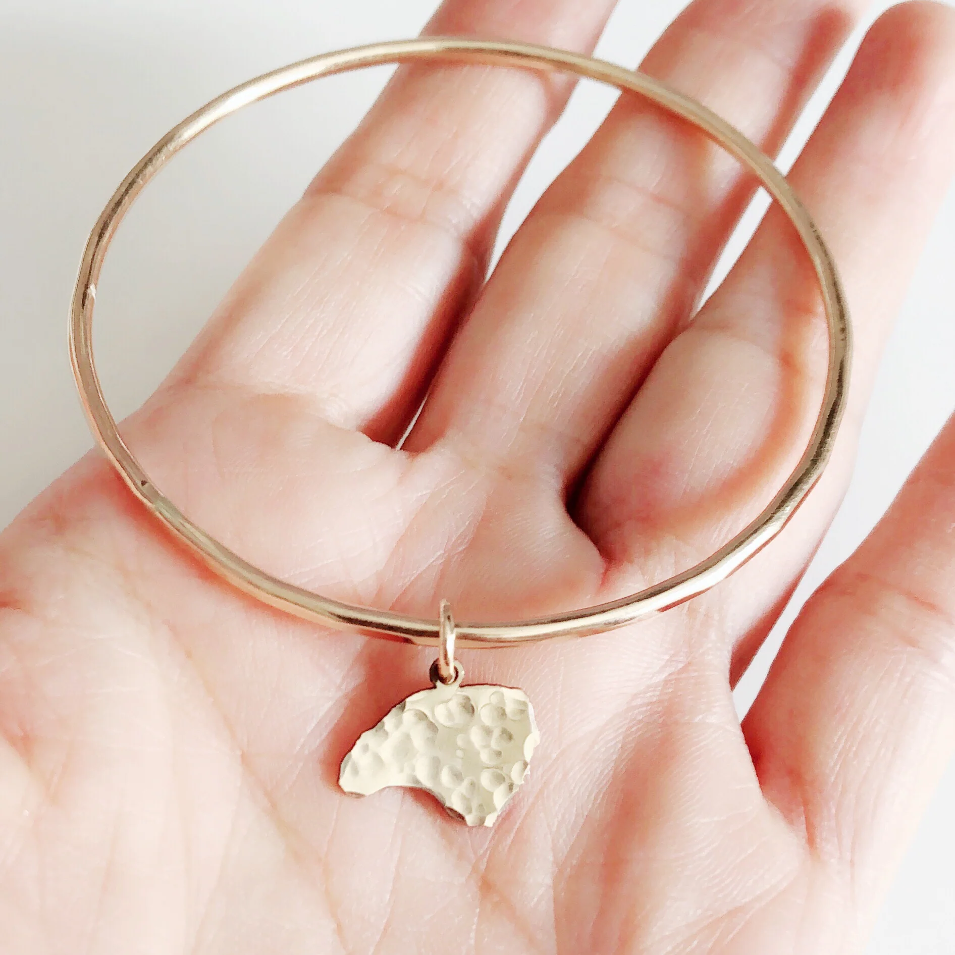Lanai charm bangle (B425) - Mitchell's Manufacturing Jewel