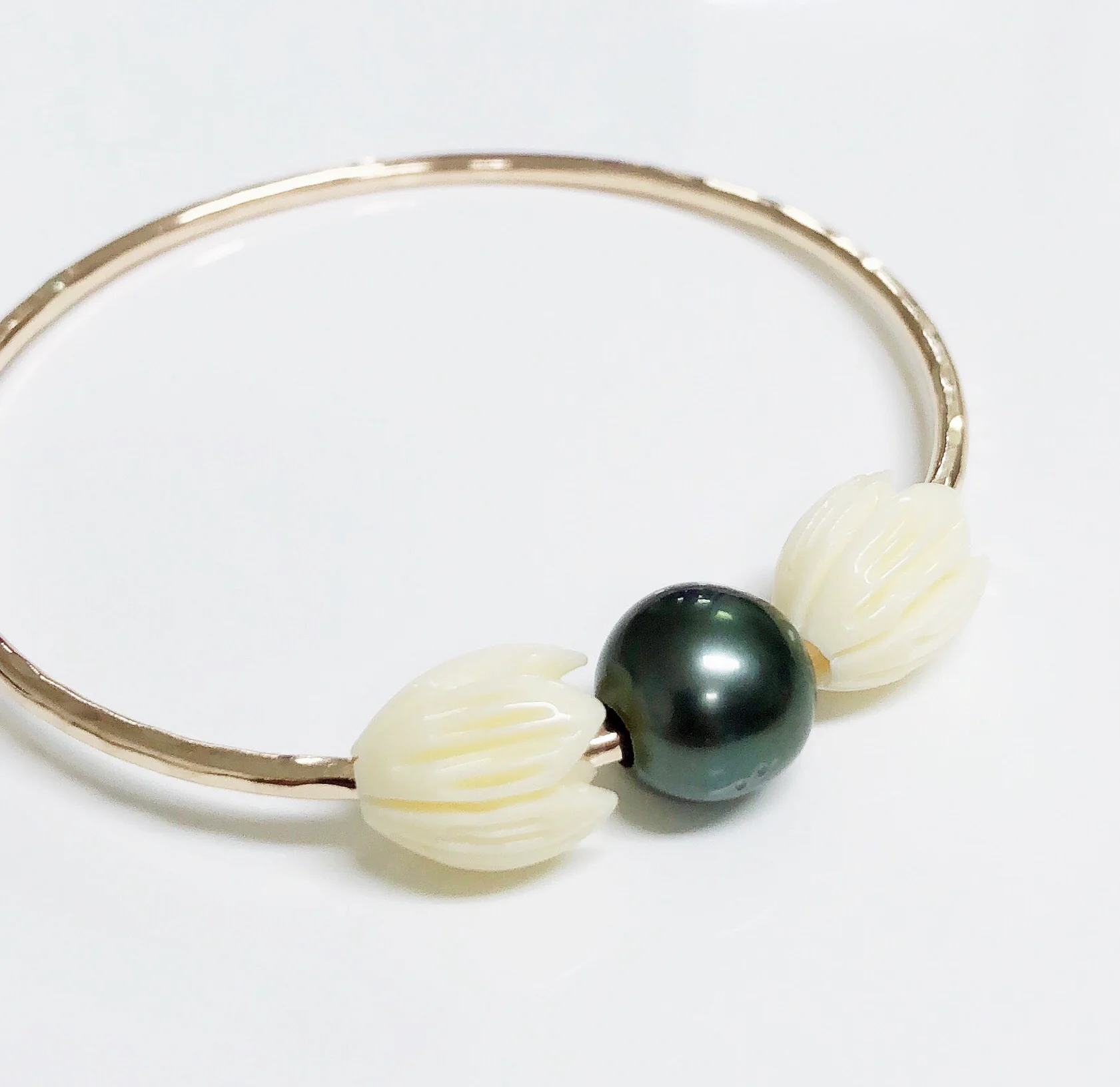 Bangle PAIGE- pikake & tahitian pearl (B434) - Mitchell's Manufacturing Jewel