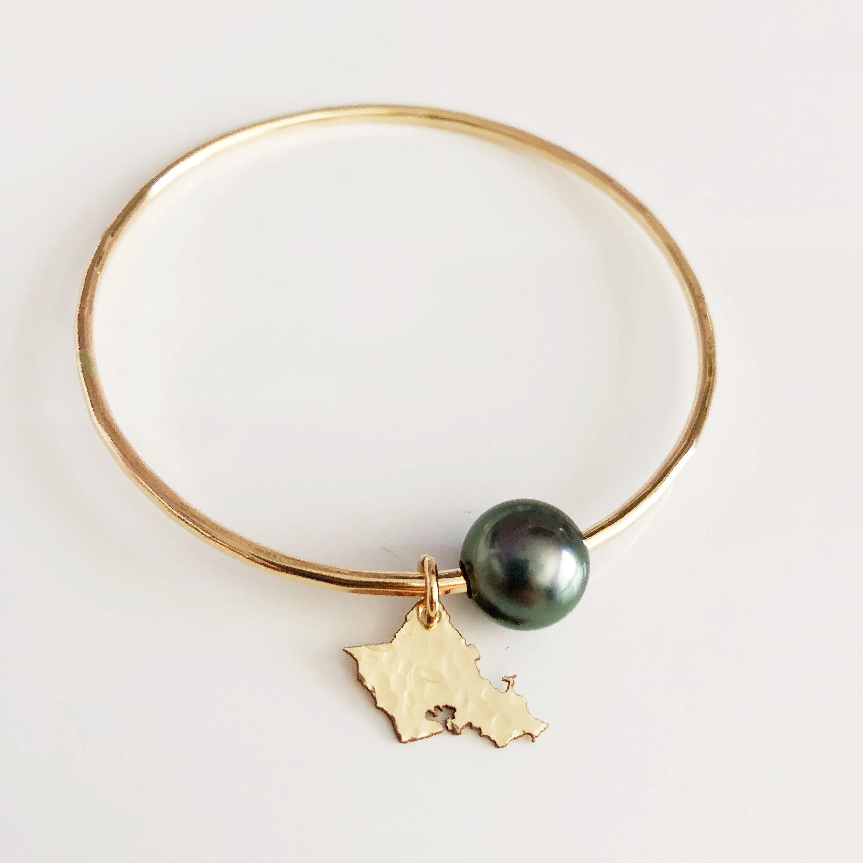 Oahu charm bangle - tahitian pearl (B383) - Mitchell's Manufacturing Jewel