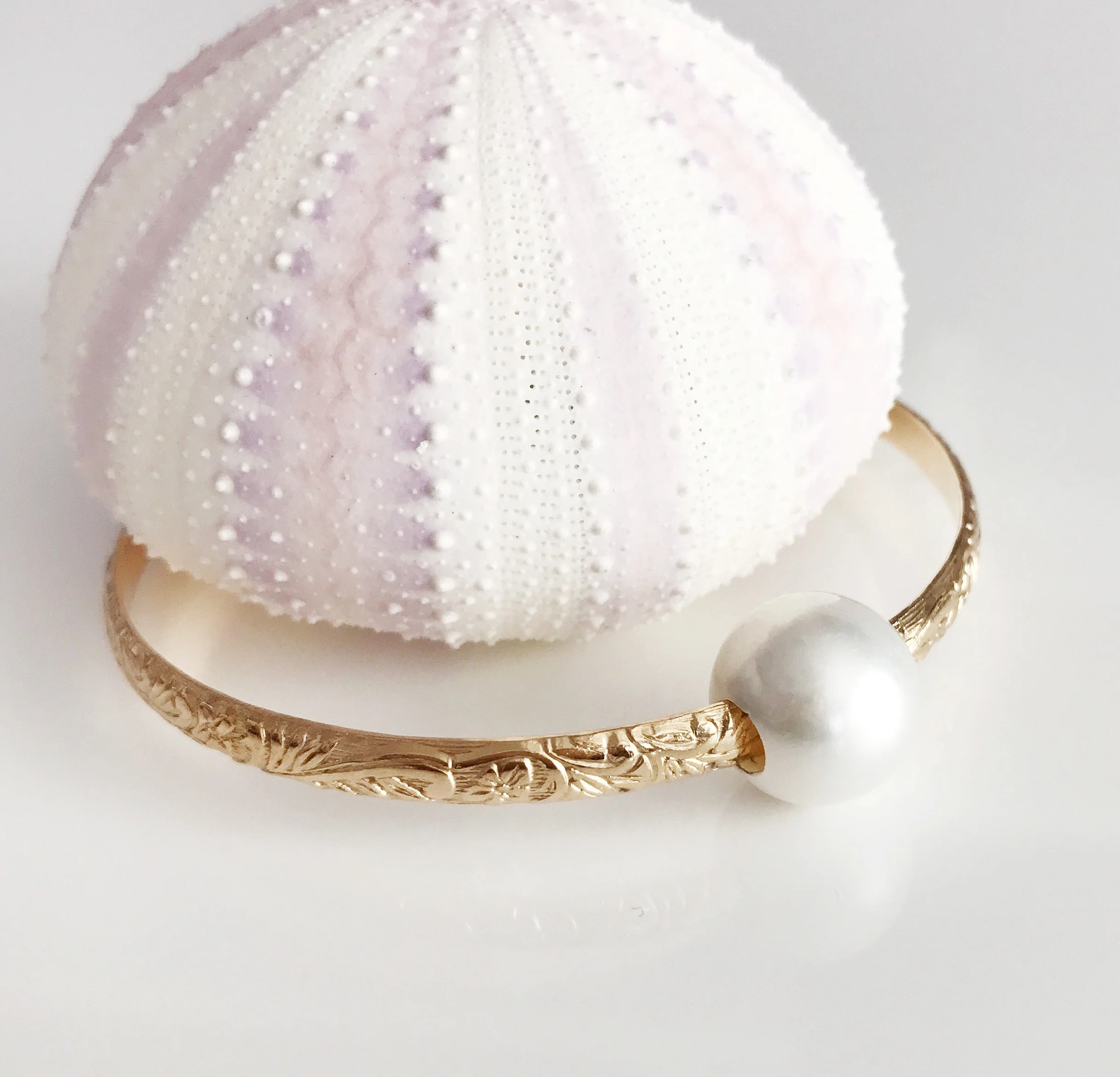 Bangle ALII - white pearl (B338) - Mitchell's Manufacturing Jewel