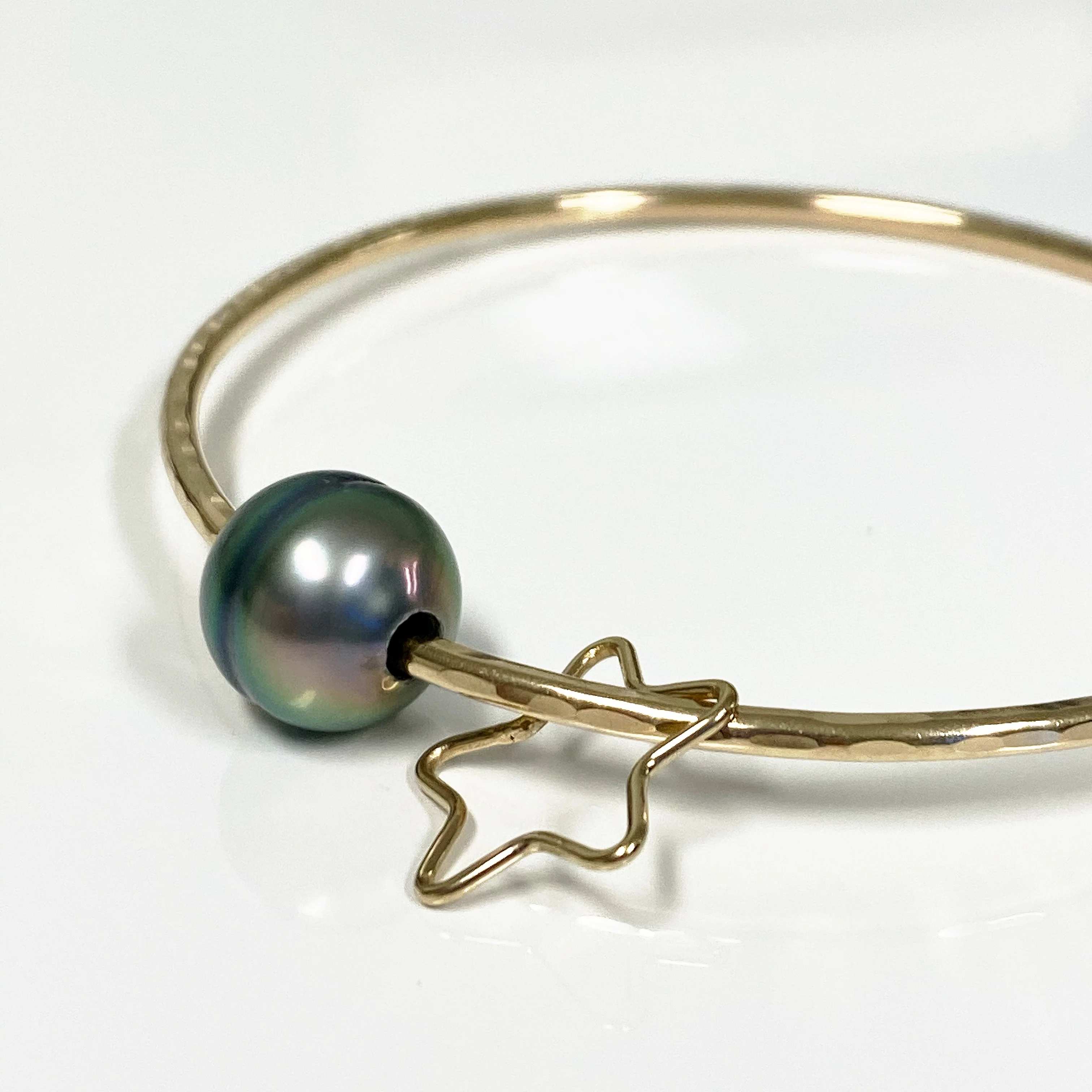 Star charm bangle - Tahitian pearl (B435) - Mitchell's Manufacturing Jewel