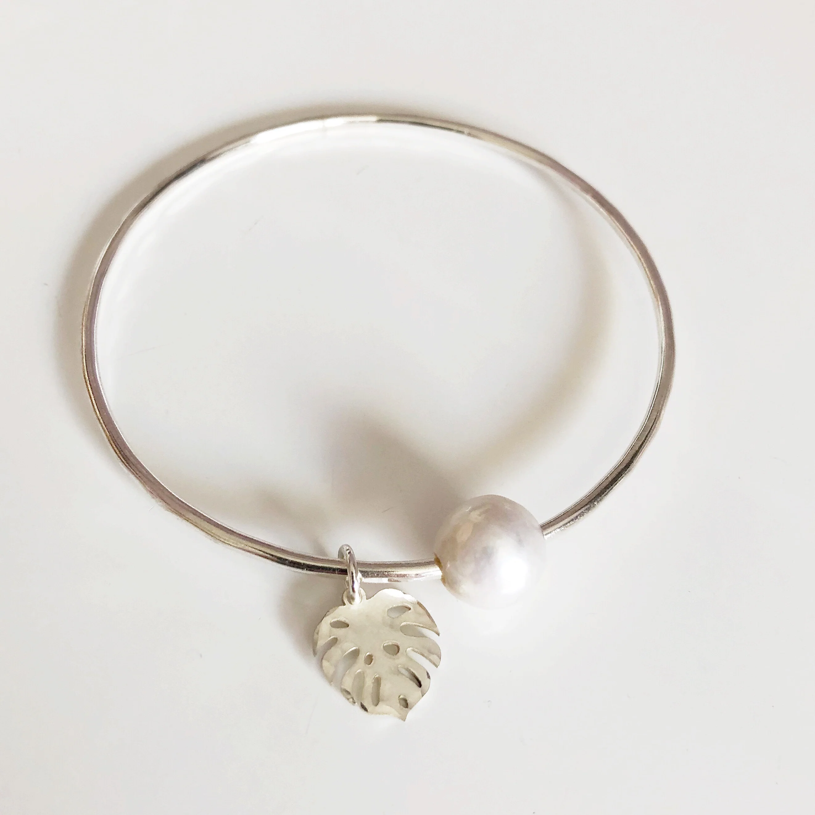 Monstera bangle - white pearl (B410) - Mitchell's Manufacturing Jewel