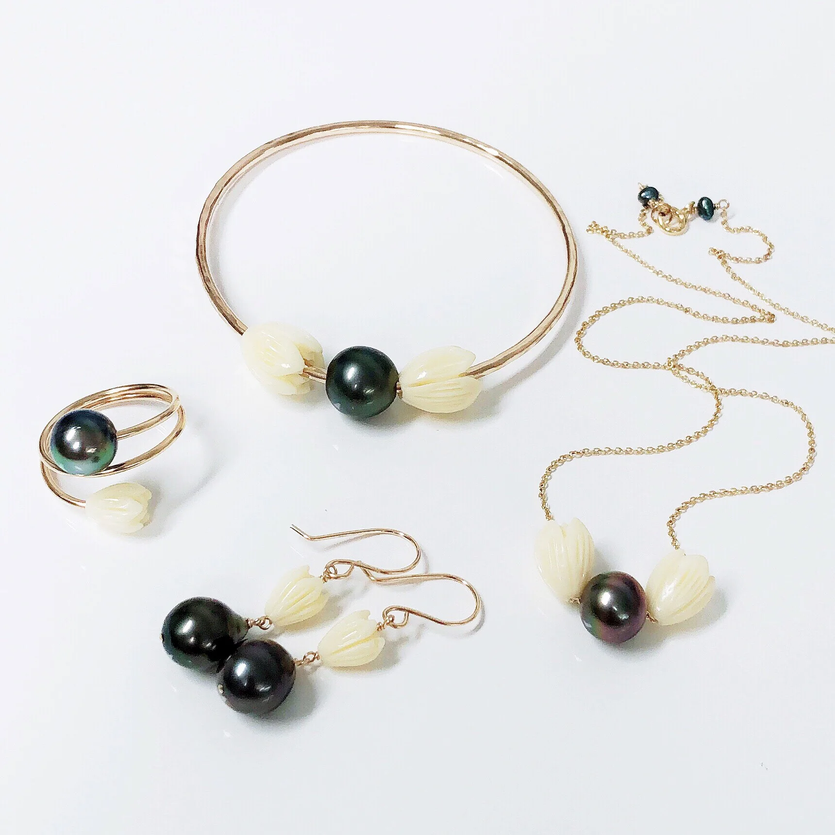 Bangle PAIGE- pikake & tahitian pearl (B434) - Mitchell's Manufacturing Jewel