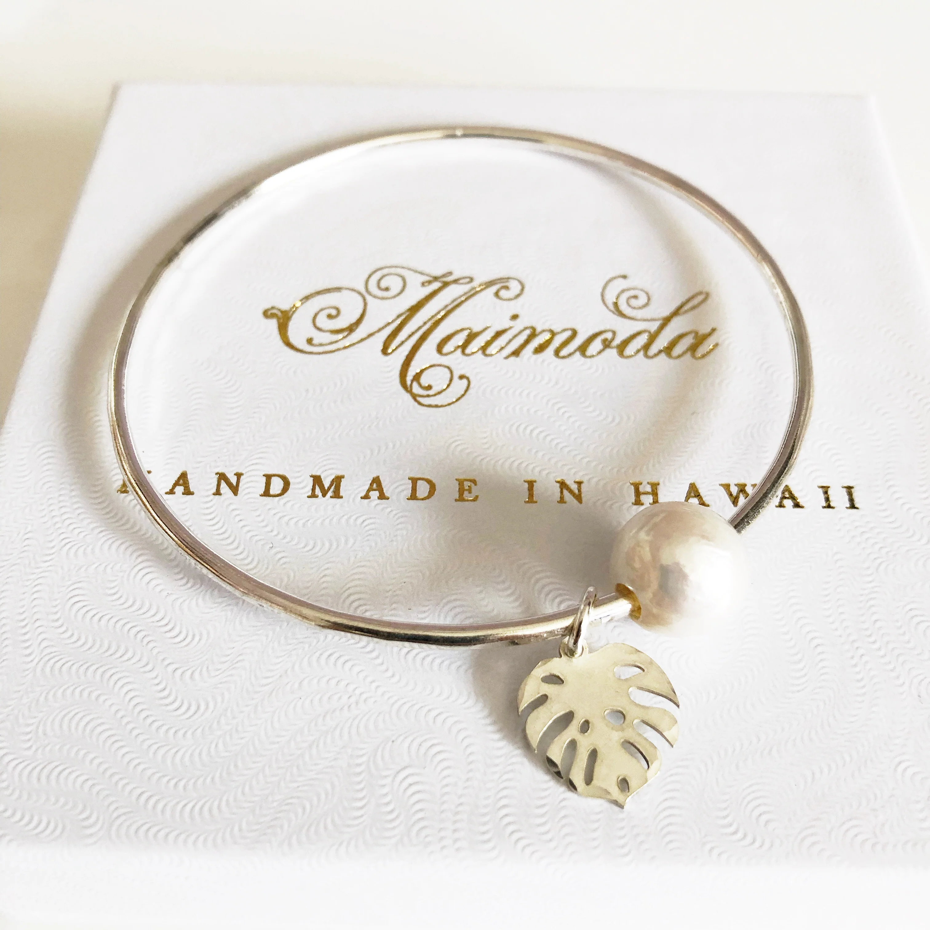 Monstera bangle - white pearl (B410) - Mitchell's Manufacturing Jewel