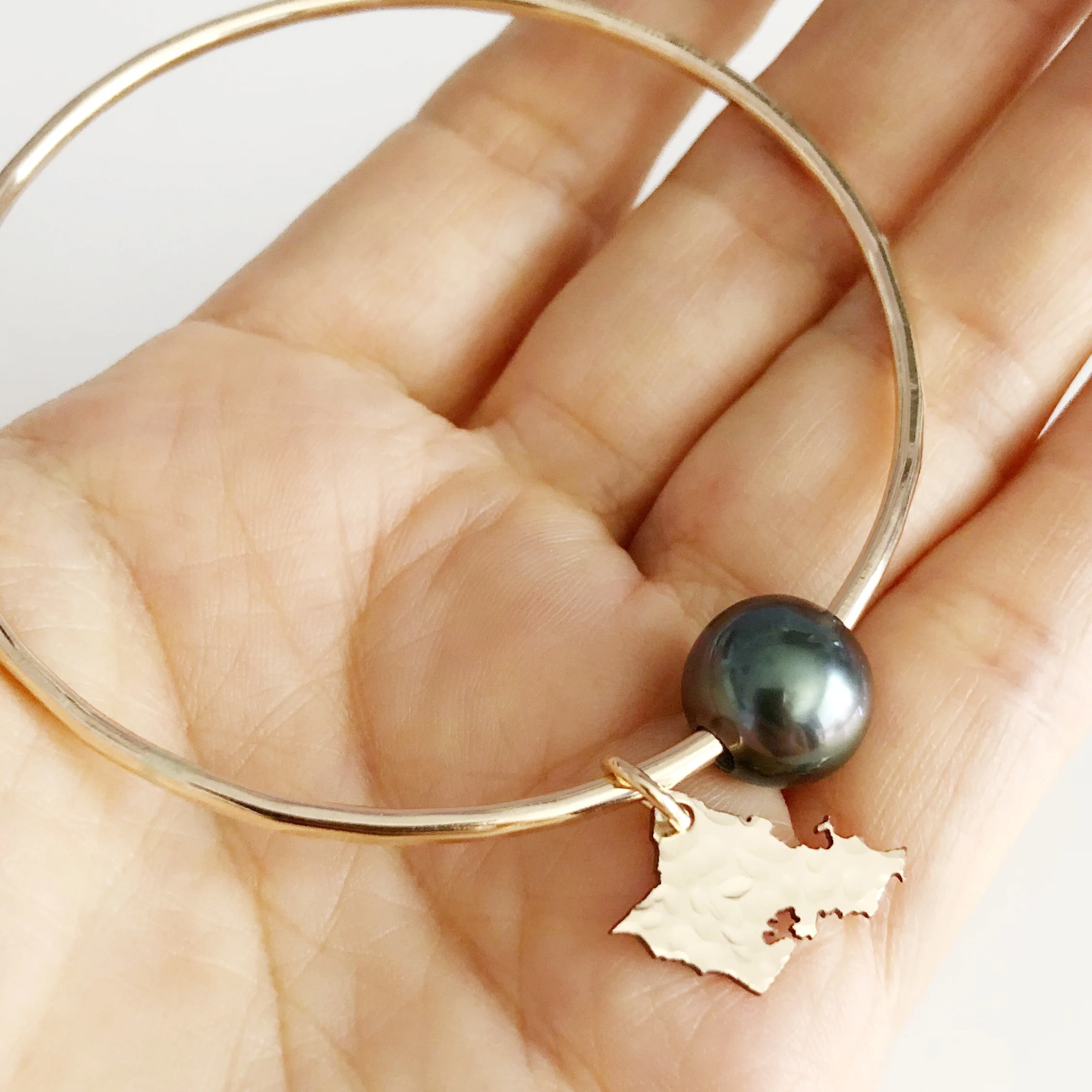 Oahu charm bangle - tahitian pearl (B383) - Mitchell's Manufacturing Jewel