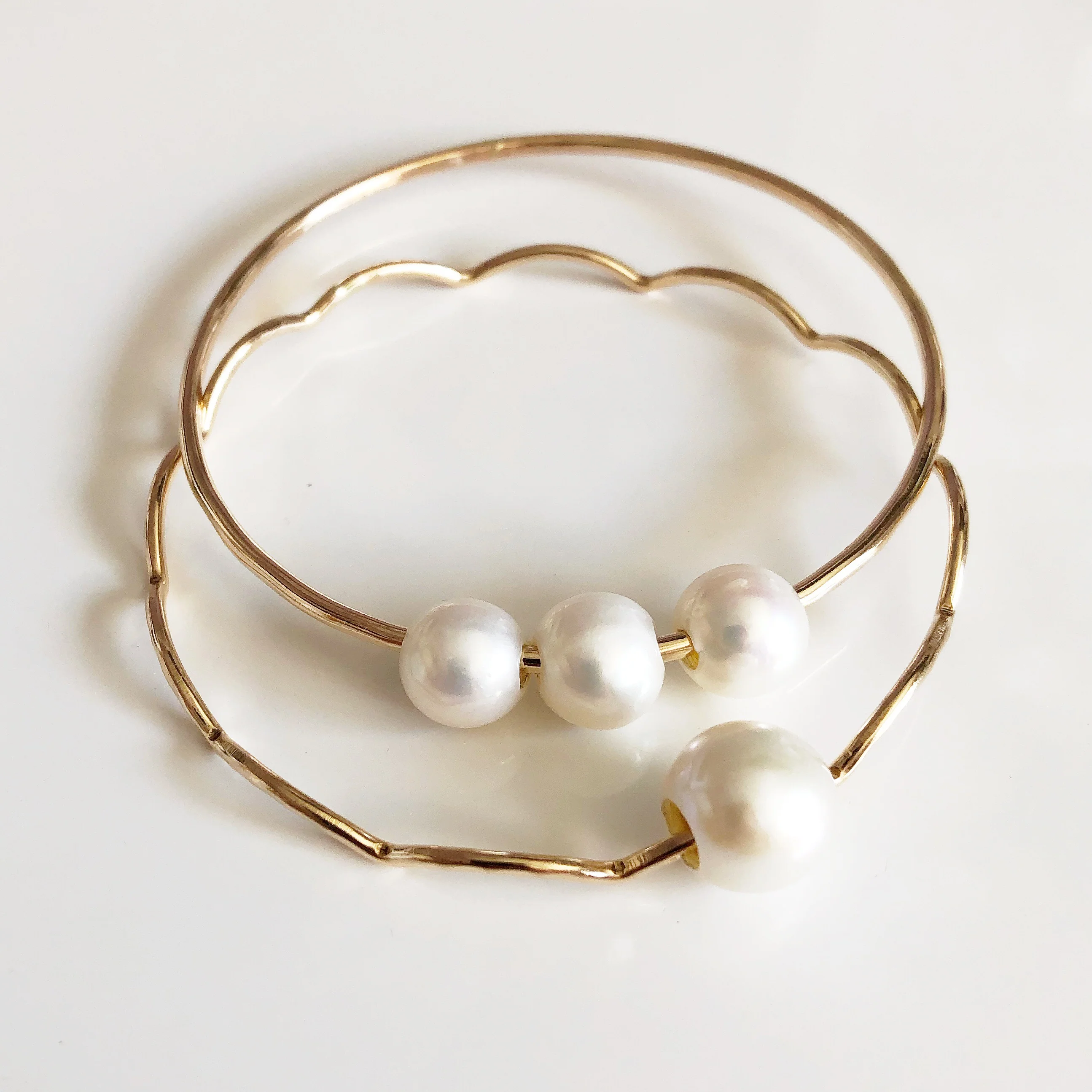 Bangle TOMI - White pearl (B413) - Mitchell's Manufacturing Jewel