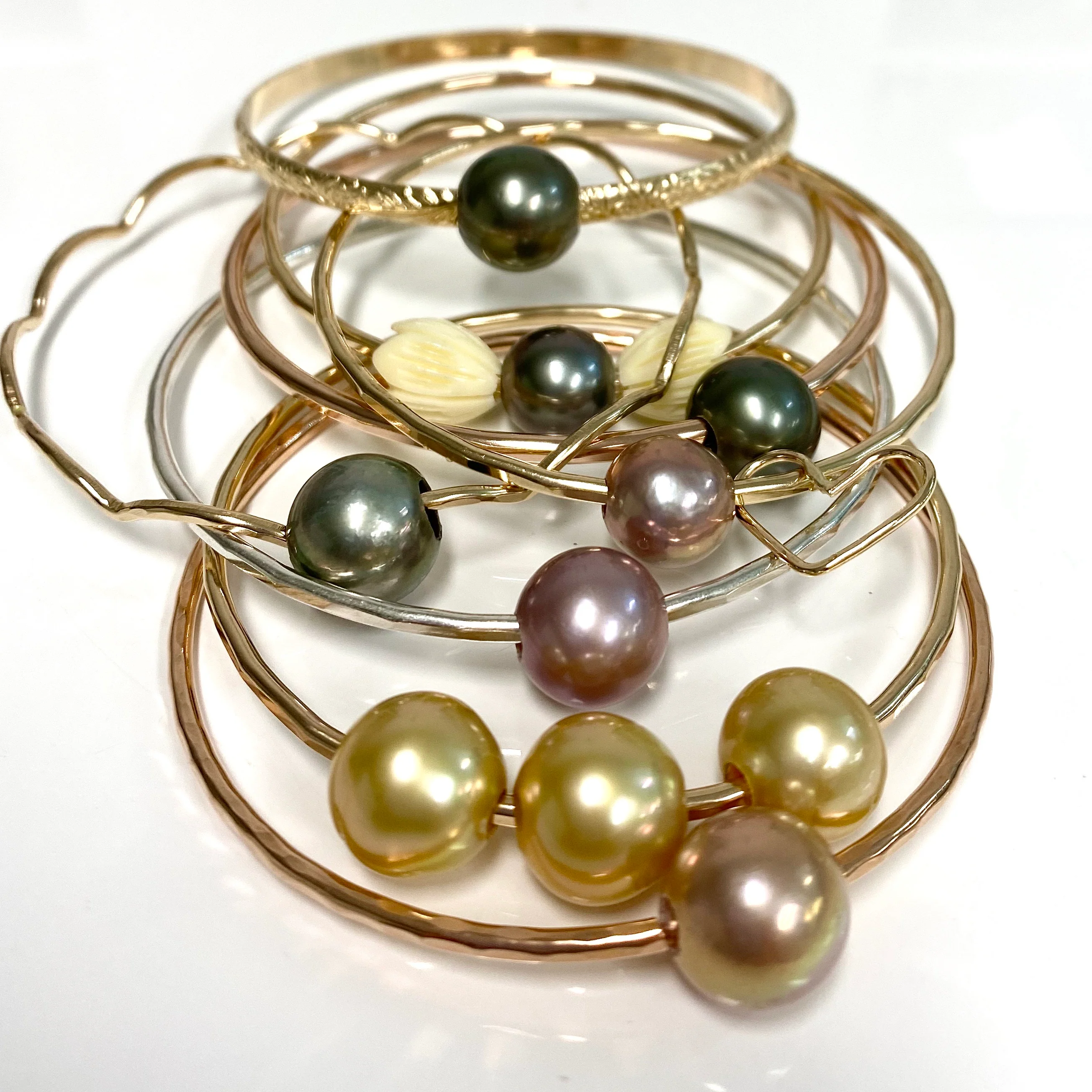 Bangle PAIGE - gold south sea pearls (B465) - Mitchell's Manufacturing Jewel