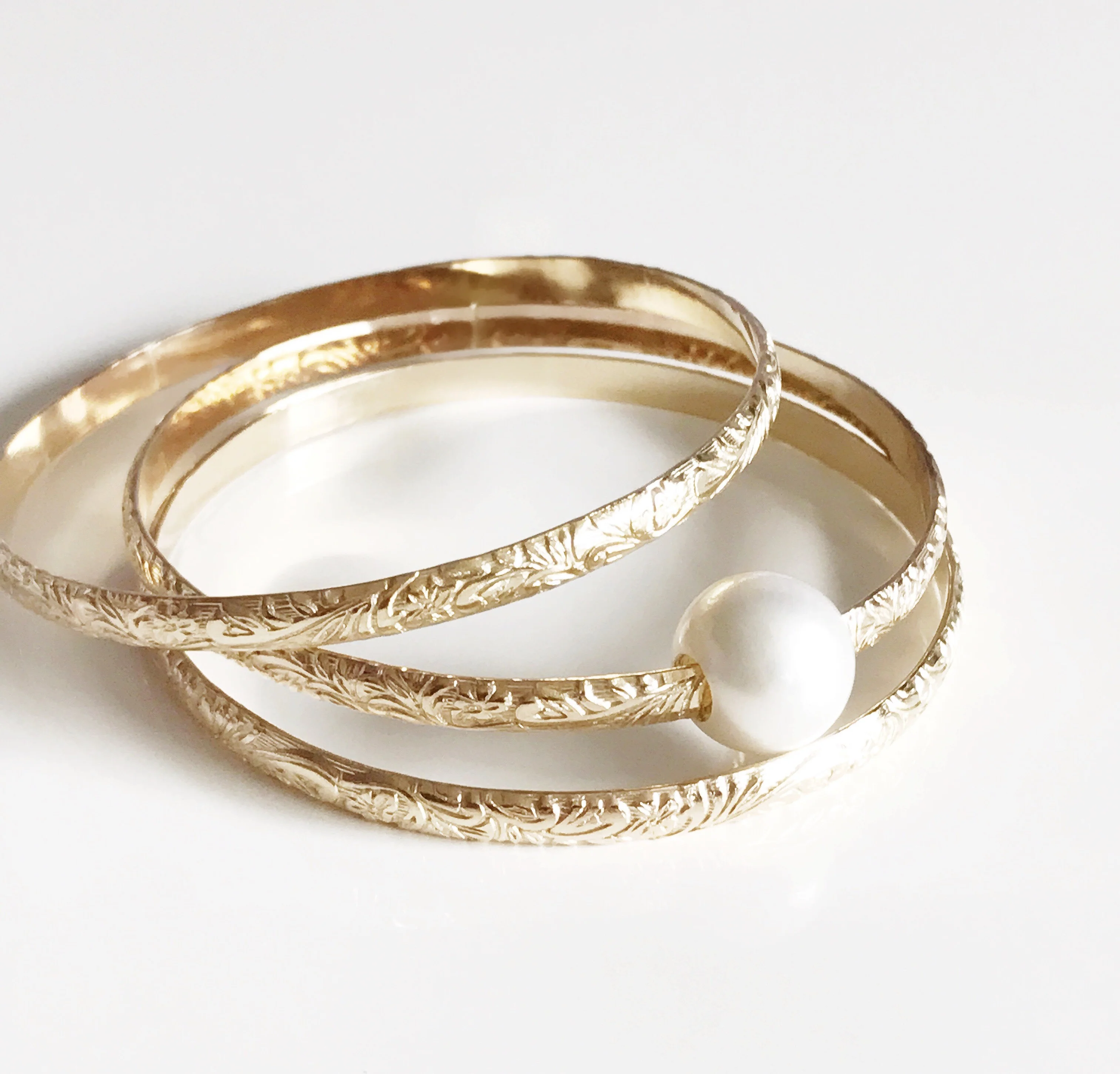Bangle ALII - white pearl (B338) - Mitchell's Manufacturing Jewel