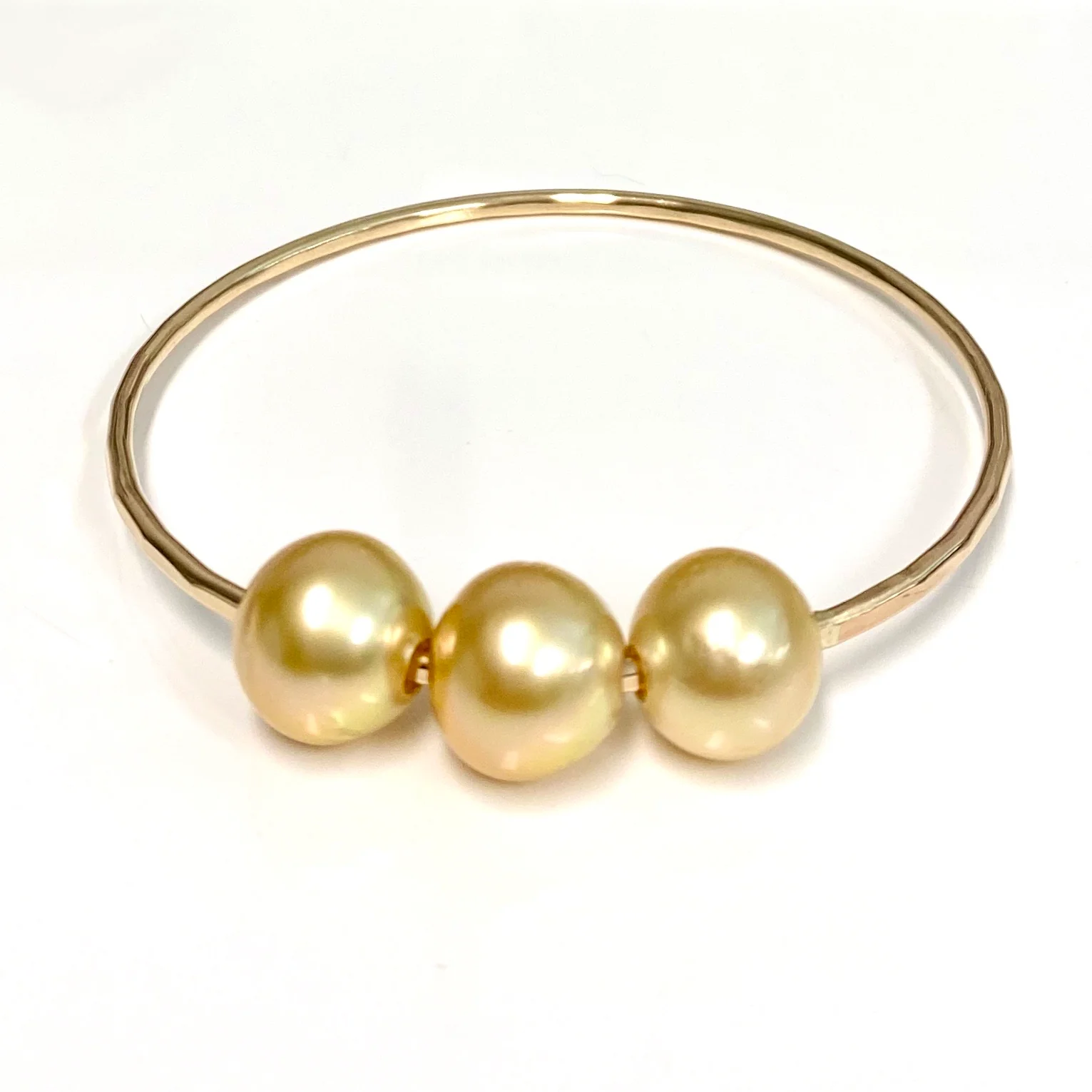 Bangle PAIGE - gold south sea pearls (B465) - Mitchell's Manufacturing Jewel
