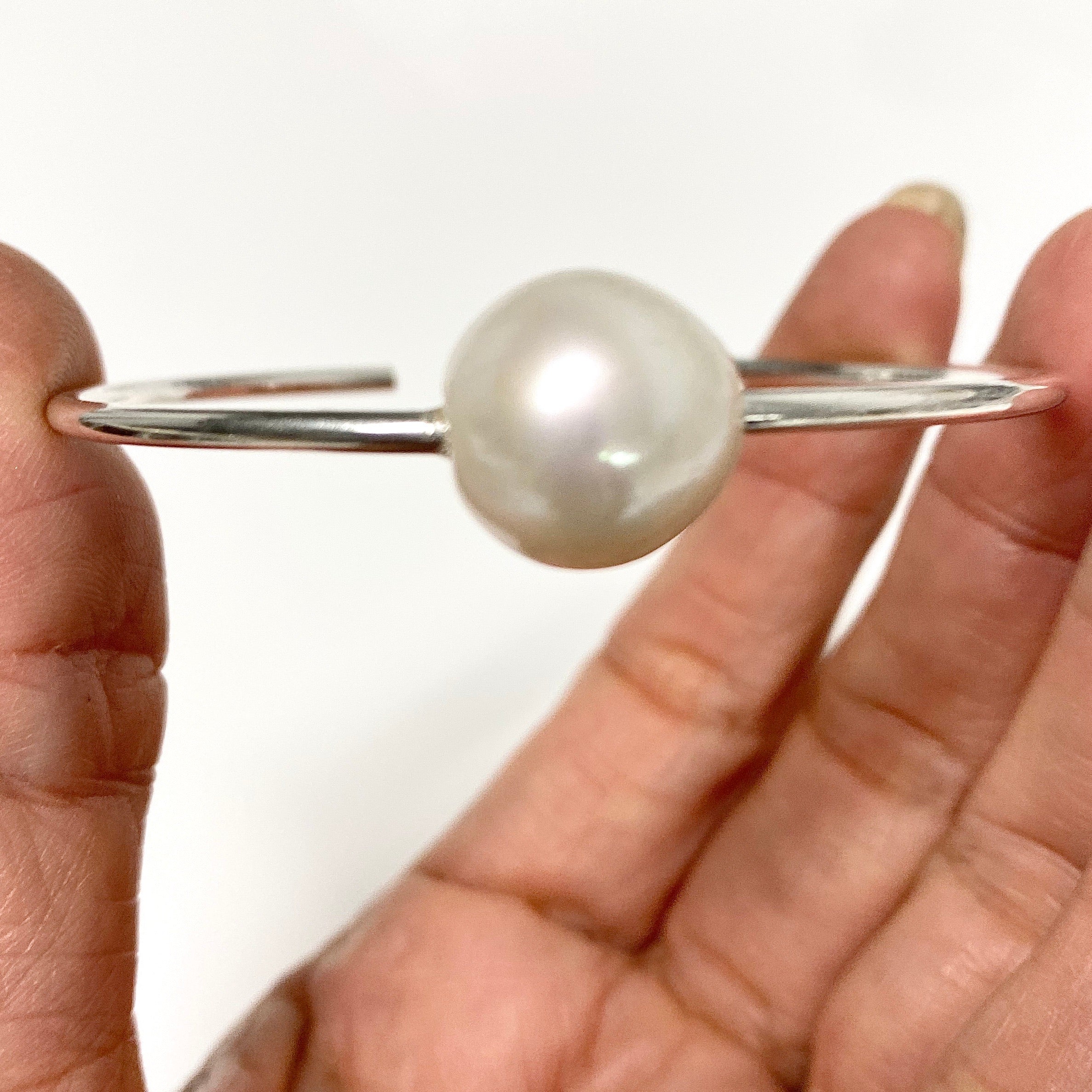 Cuff COCO - white pearl (B446) - Mitchell's Manufacturing Jewel