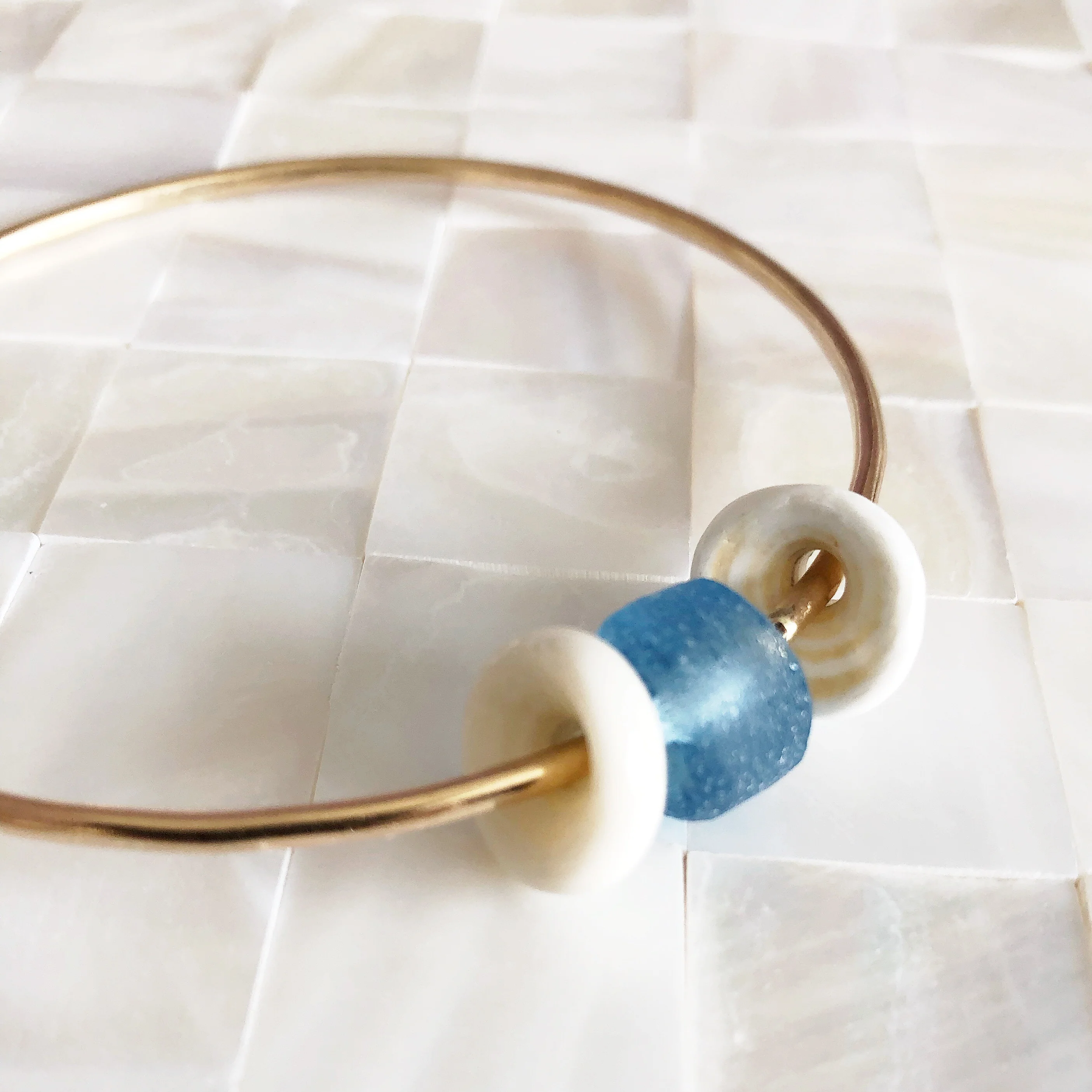 Bangle Kami - white puka shell (B205) - Mitchell's Manufacturing Jewel