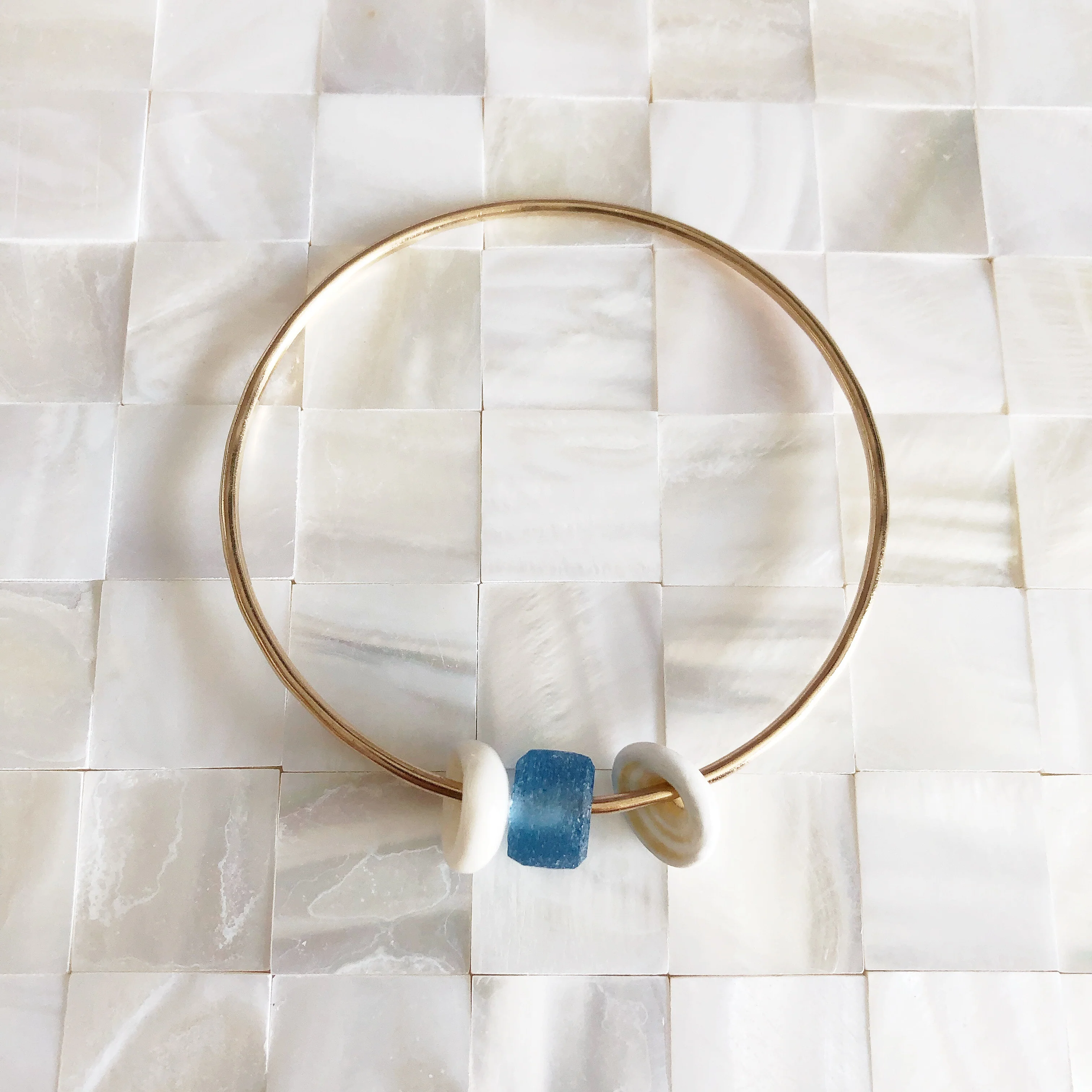 Bangle Kami - white puka shell (B205) - Mitchell's Manufacturing Jewel