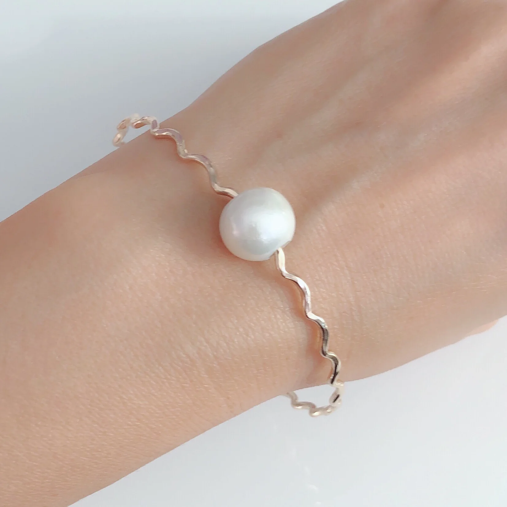 Bangle UNAHI - white Edison pearl (B429) - Mitchell's Manufacturing Jewel