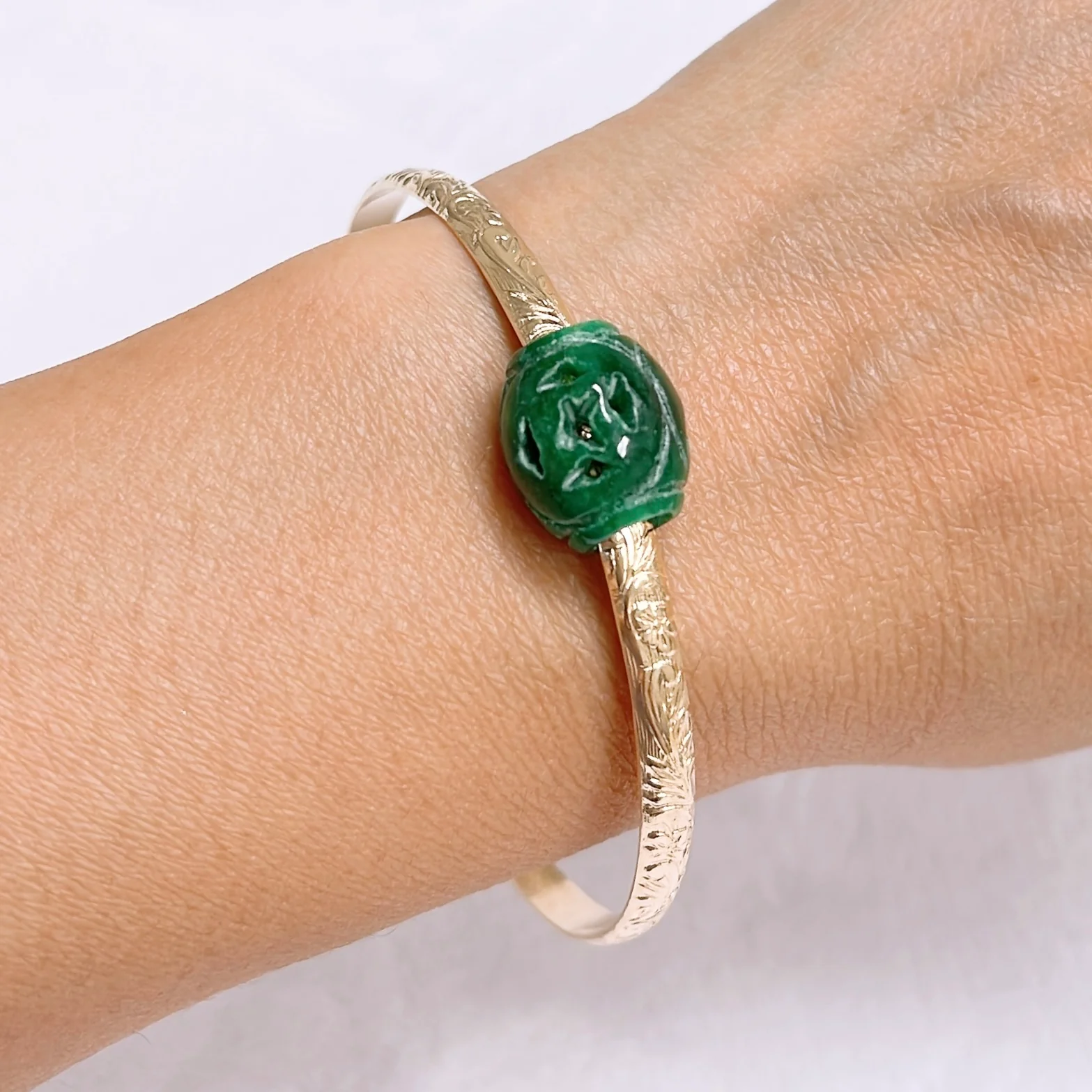 Bangle ALII - Barrel shaped jade bead (B568) - Mitchell's Manufacturing Jewel