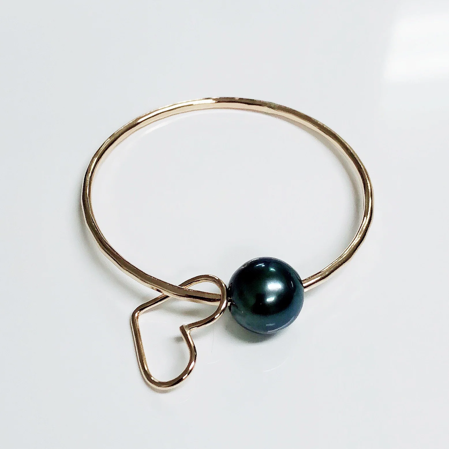 Bangle Lani - heart charm (B116) - Mitchell's Manufacturing Jewel
