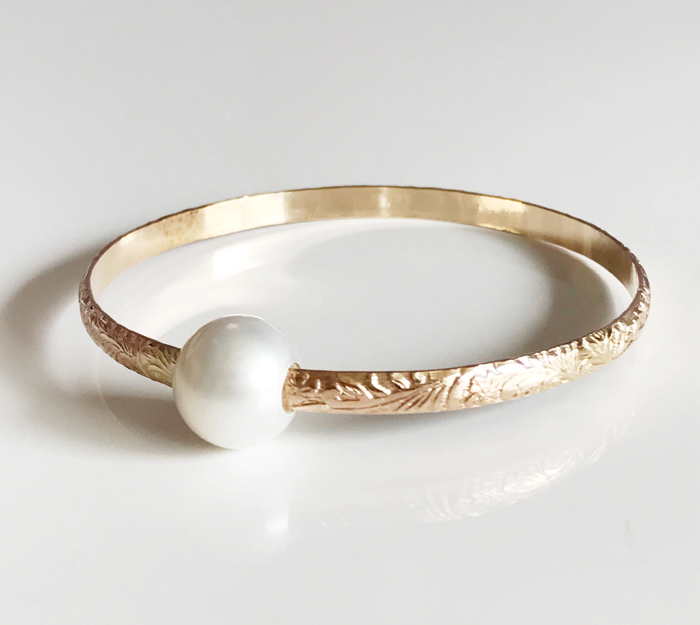 Bangle ALII - white pearl (B338) - Mitchell's Manufacturing Jewel