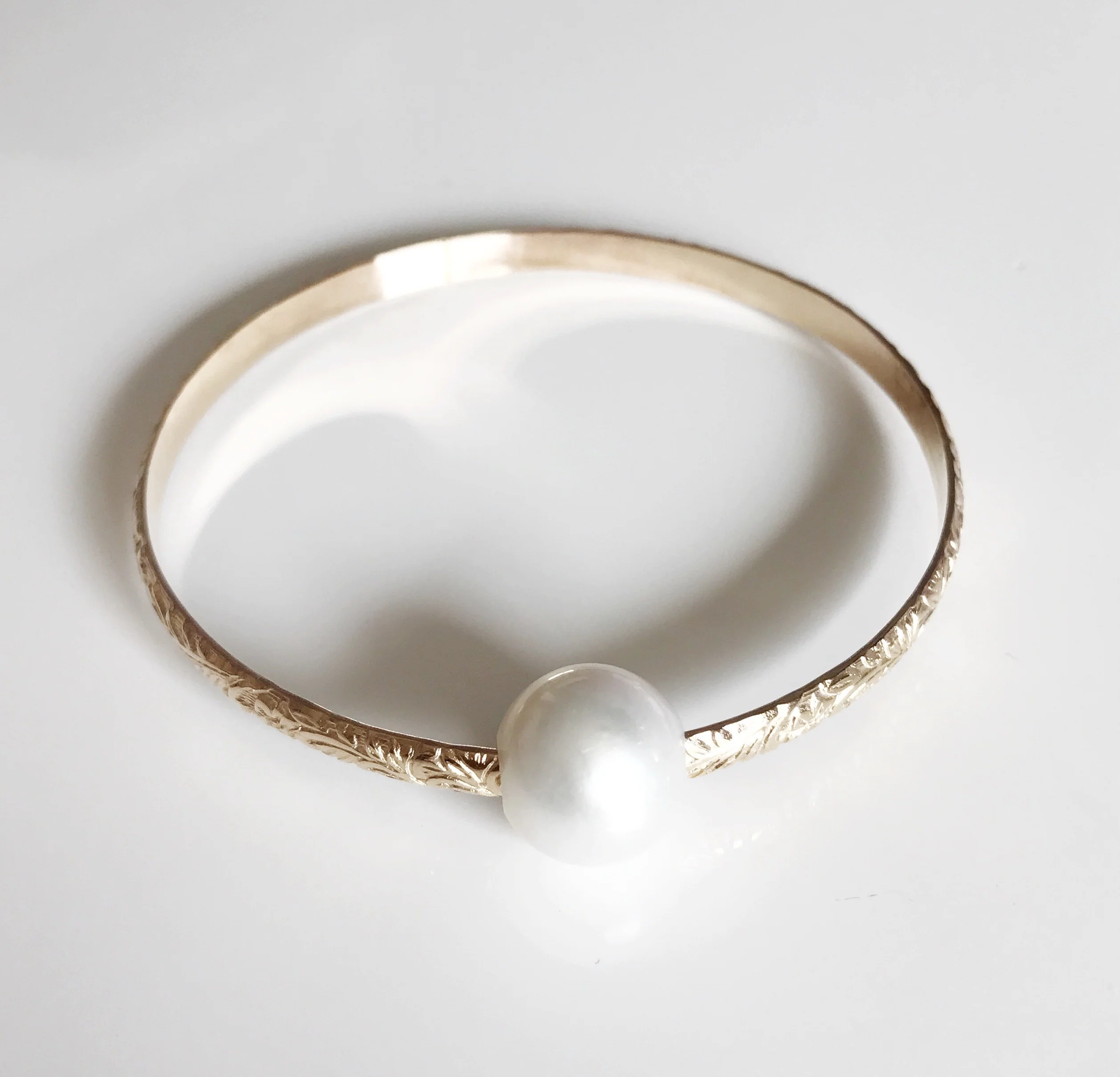 Bangle ALII - white pearl (B338) - Mitchell's Manufacturing Jewel