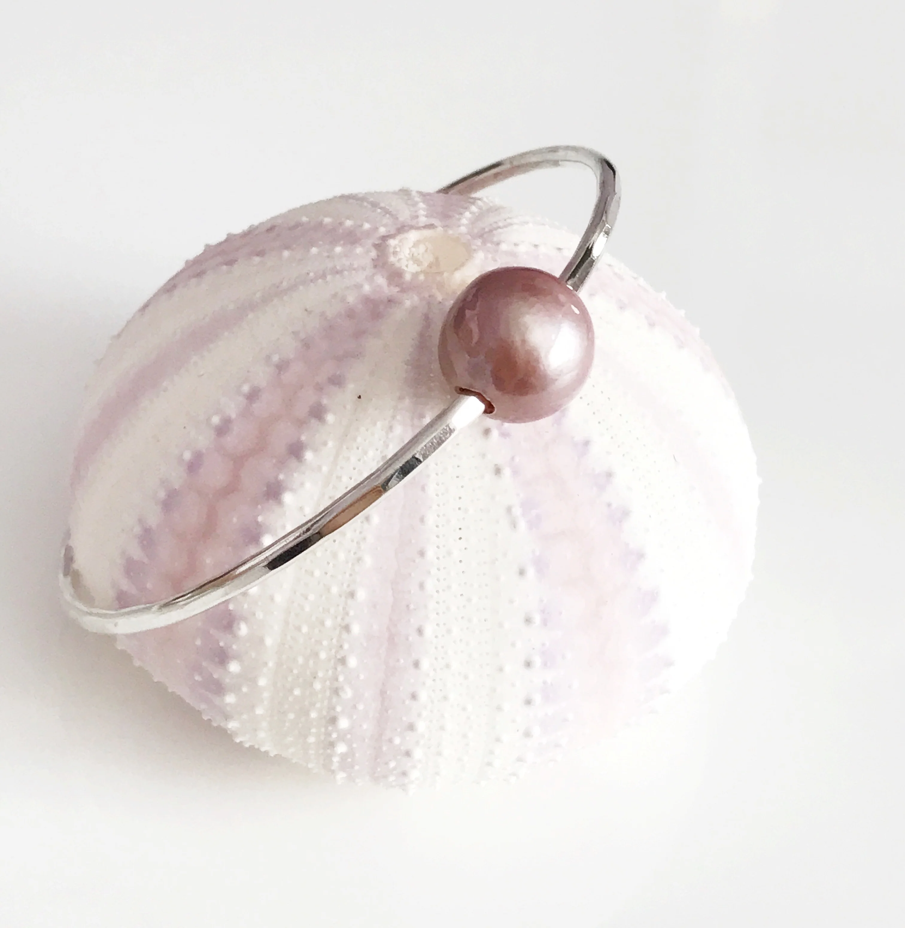 Bangle MIKA - lavender pearl (B345) - Mitchell's Manufacturing Jewel