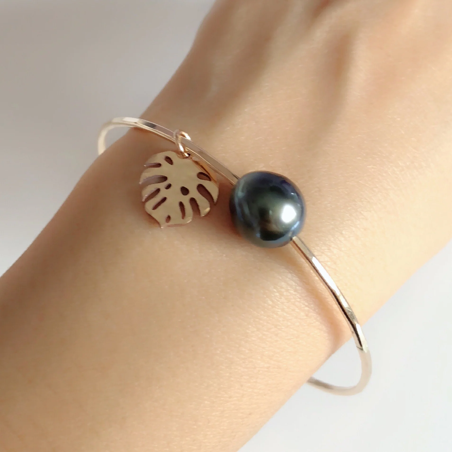 Monstera bangle - tahitian pearl (B380) - Mitchell's Manufacturing Jewel