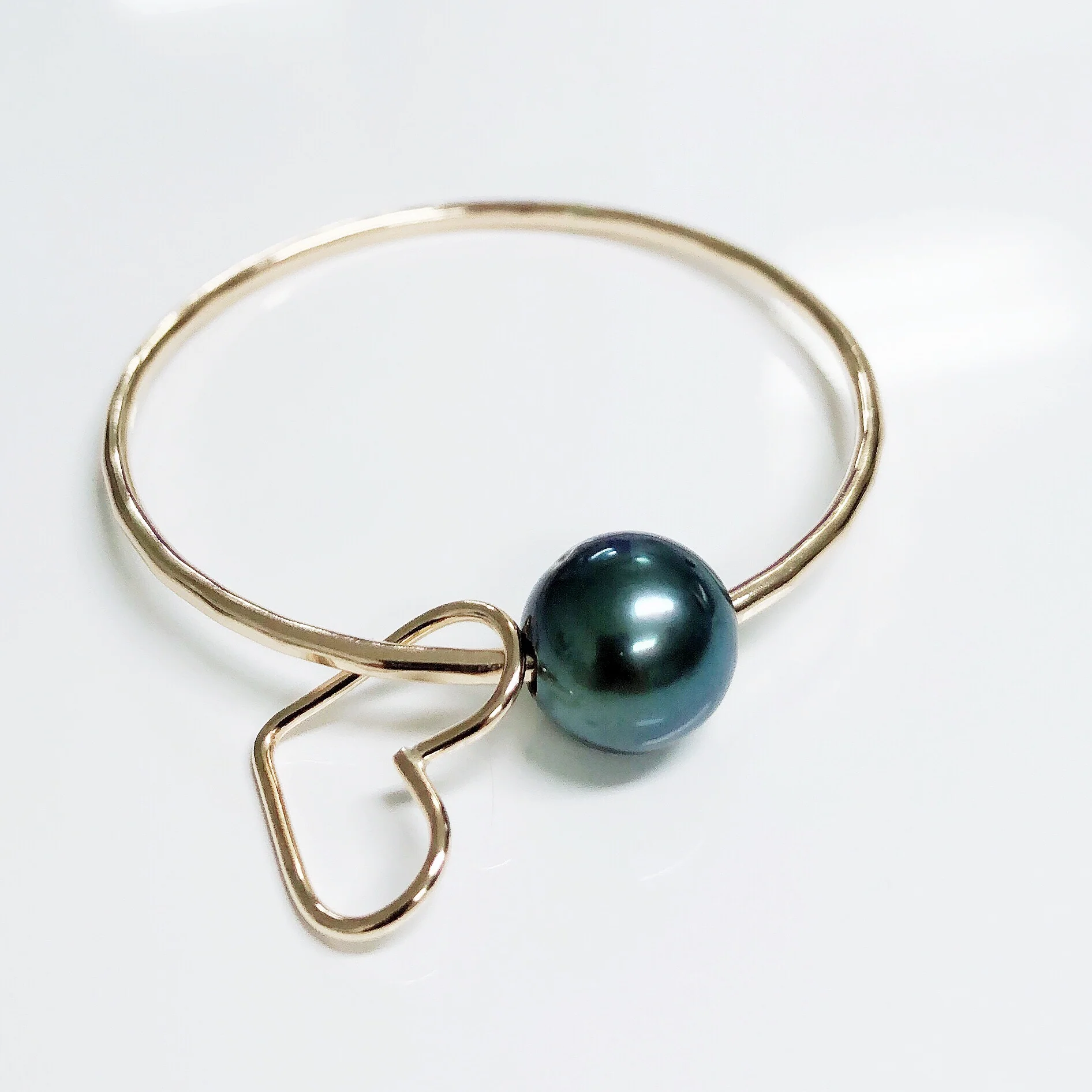 Bangle Lani - heart charm (B116) - Mitchell's Manufacturing Jewel
