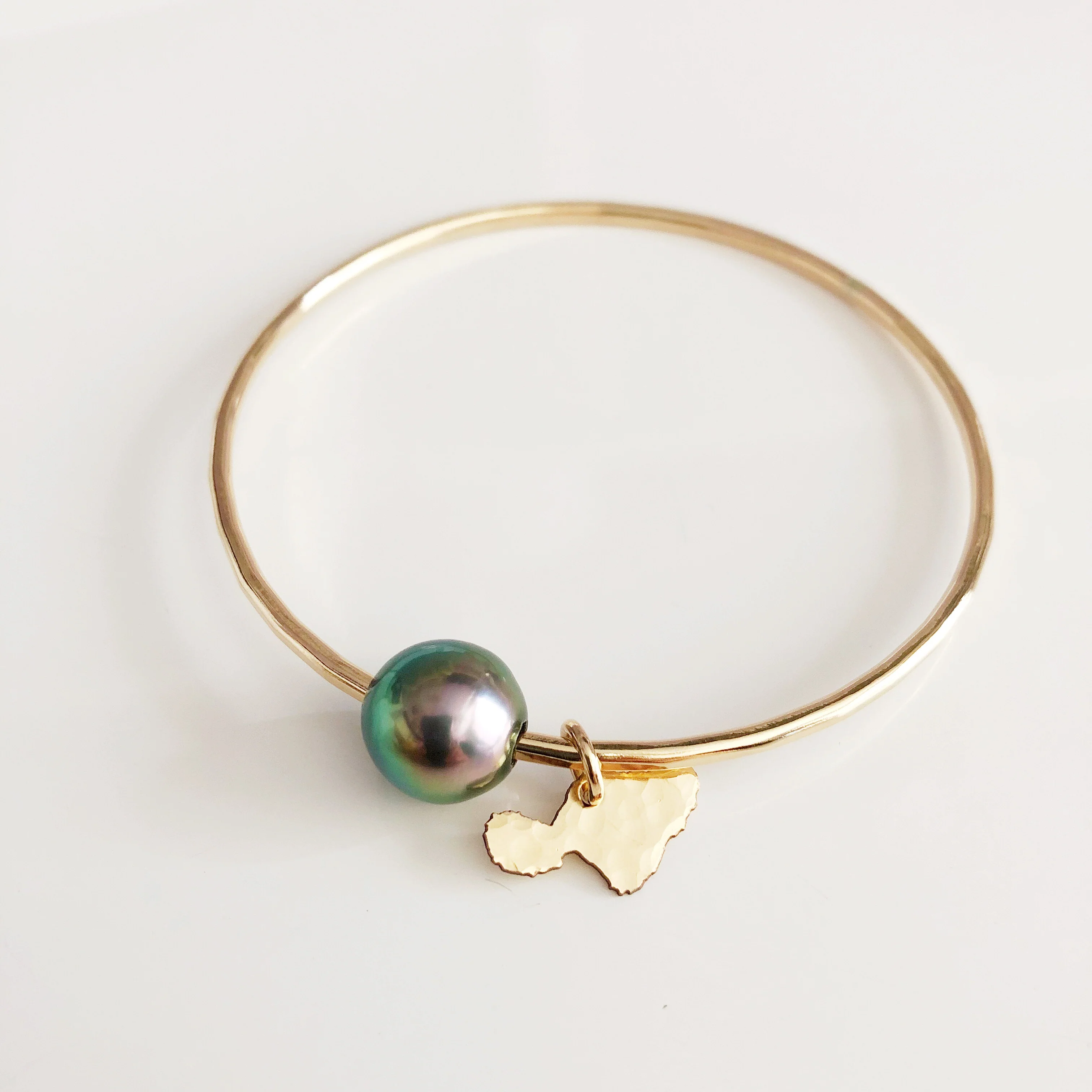 Maui charm bangle - tahitian pearl (B370) - Mitchell's Manufacturing Jewel