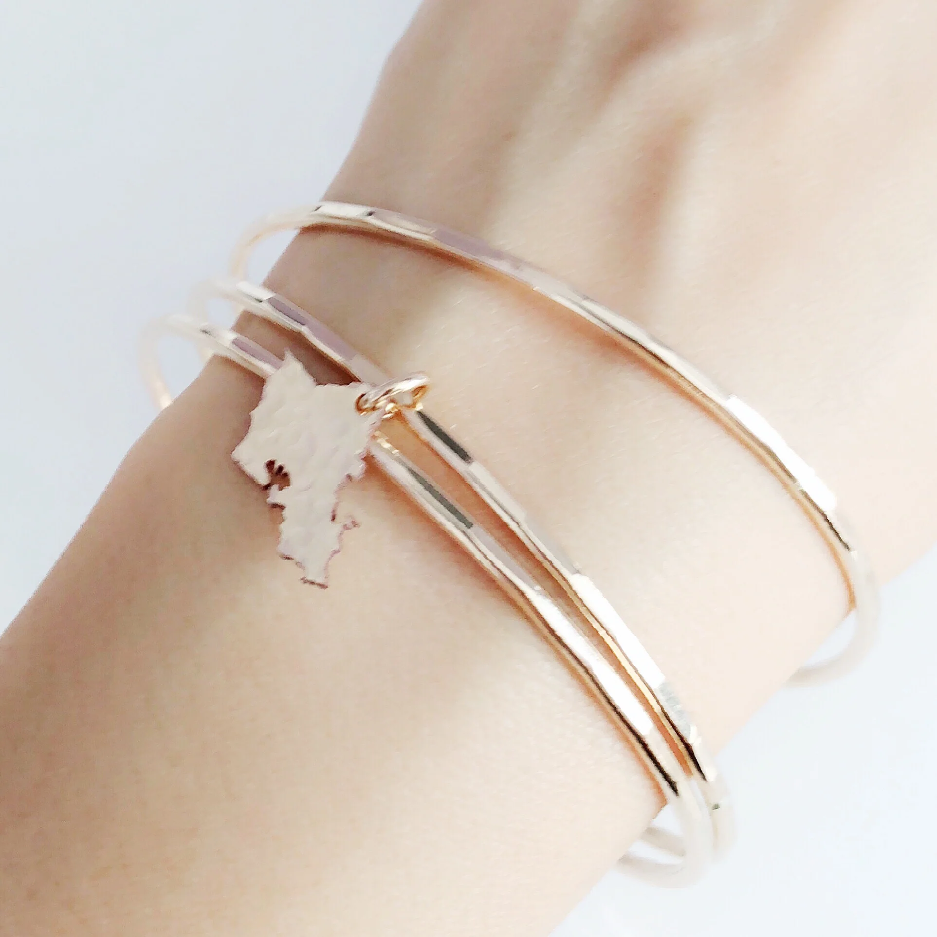 Oahu charm bangle (B371) - Mitchell's Manufacturing Jewel