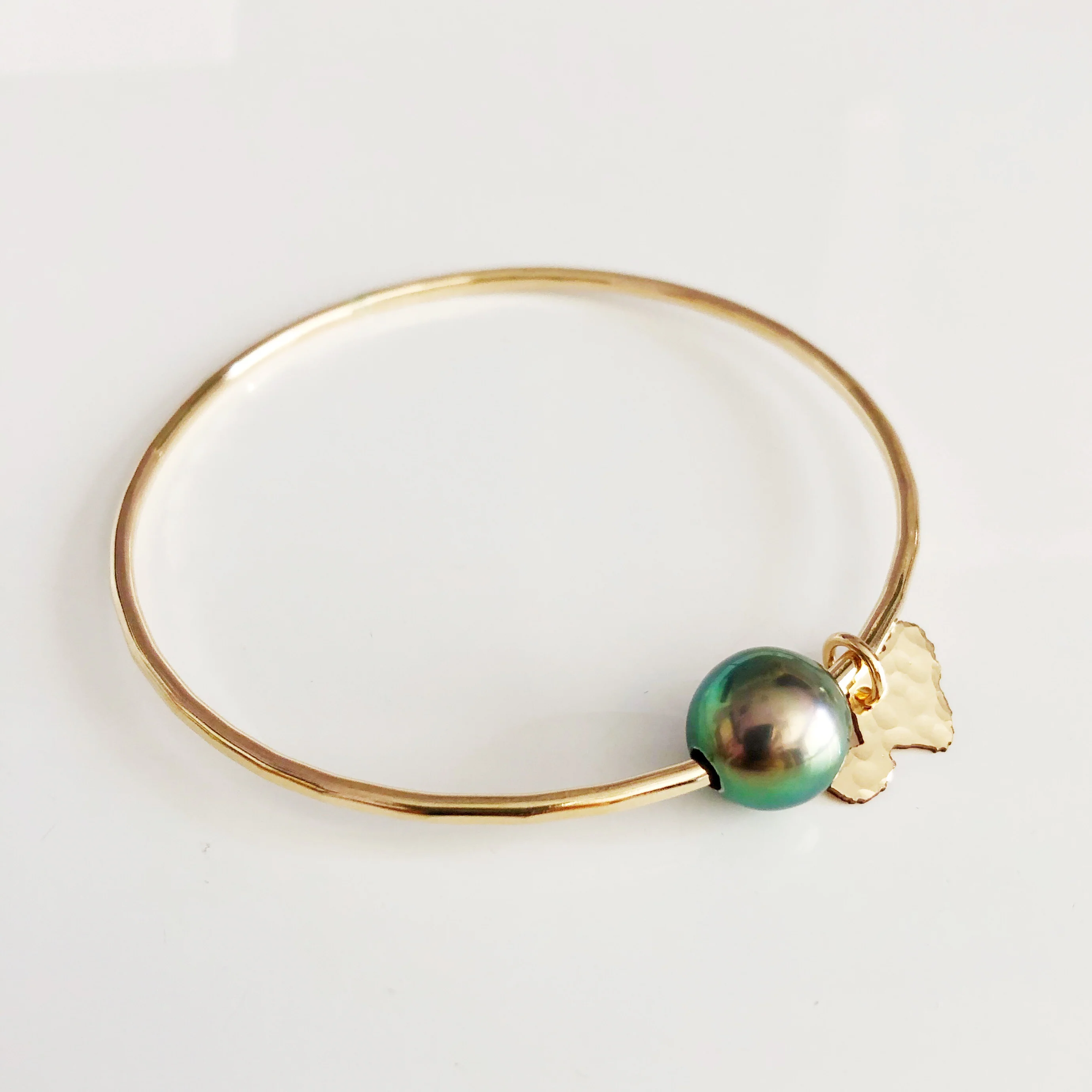 Maui charm bangle - tahitian pearl (B370) - Mitchell's Manufacturing Jewel