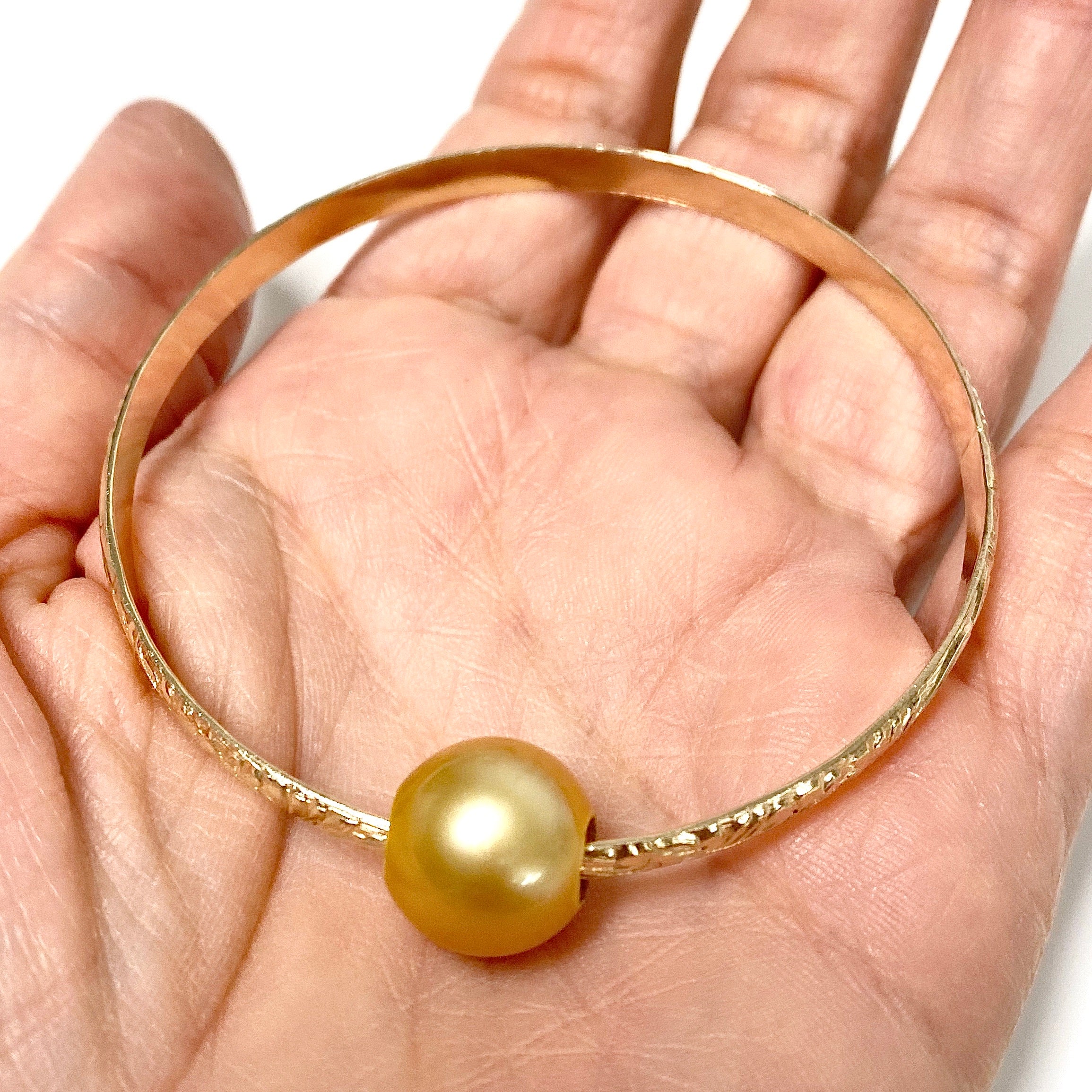 Bangle ALII - gold south sea pearl (B448) - Mitchell's Manufacturing Jewel