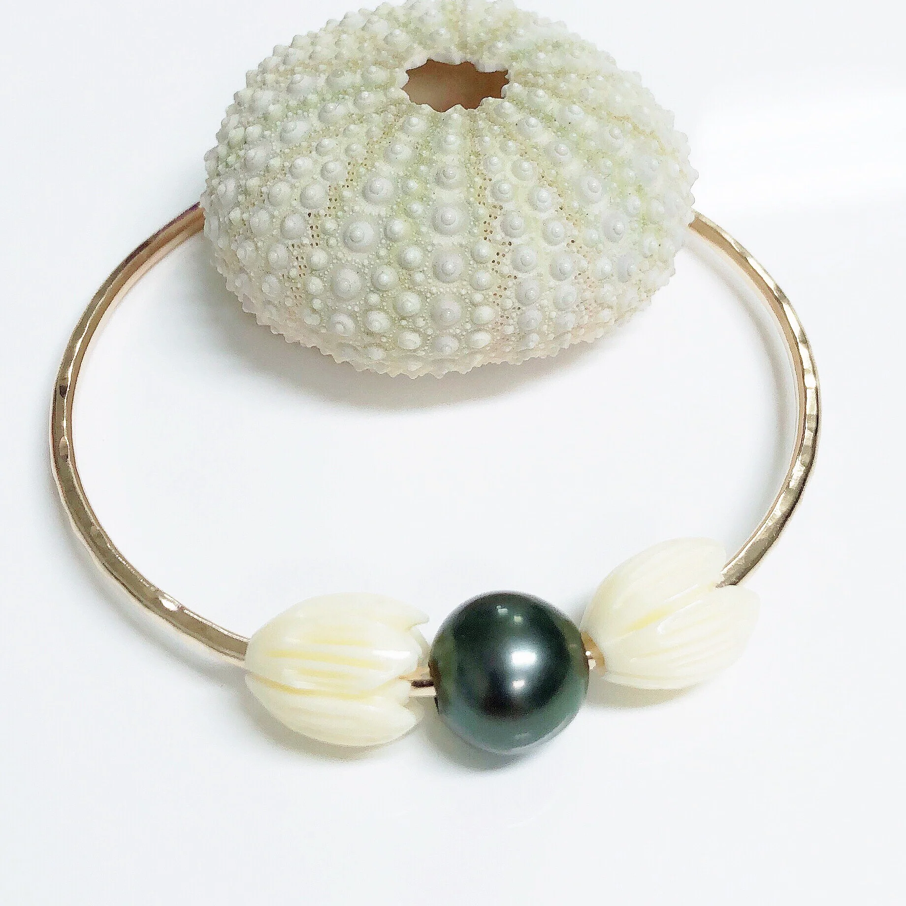 Bangle PAIGE- pikake & tahitian pearl (B434) - Mitchell's Manufacturing Jewel