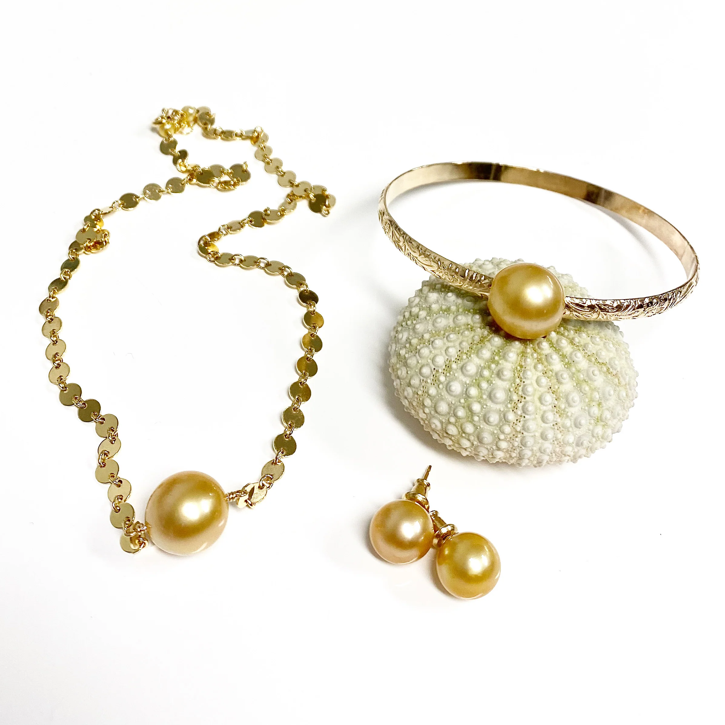 Bangle ALII - gold south sea pearl (B448) - Mitchell's Manufacturing Jewel