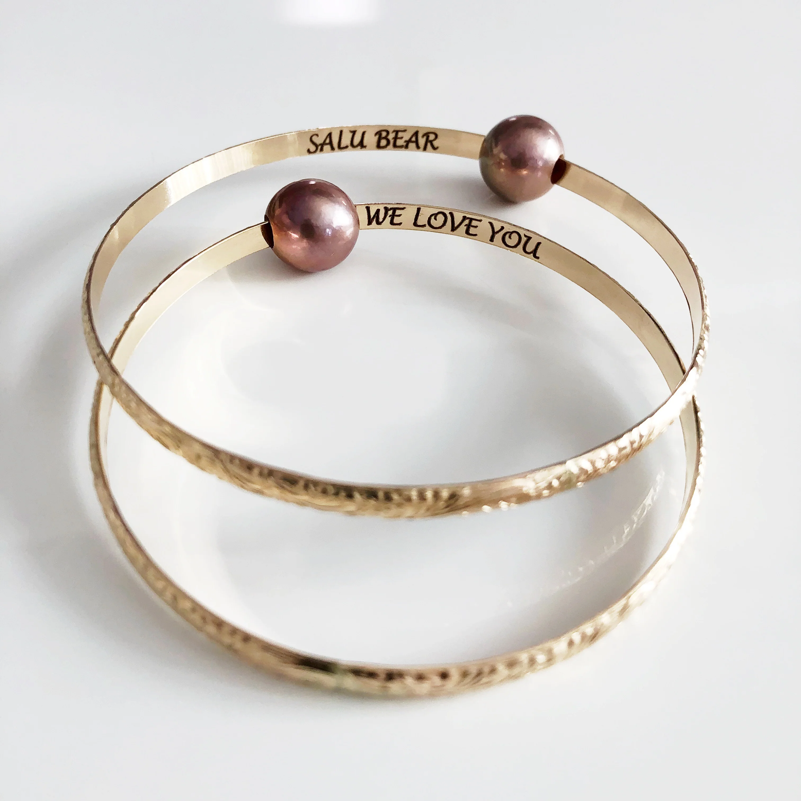 Bangle ALII - white pearl (B338) - Mitchell's Manufacturing Jewel