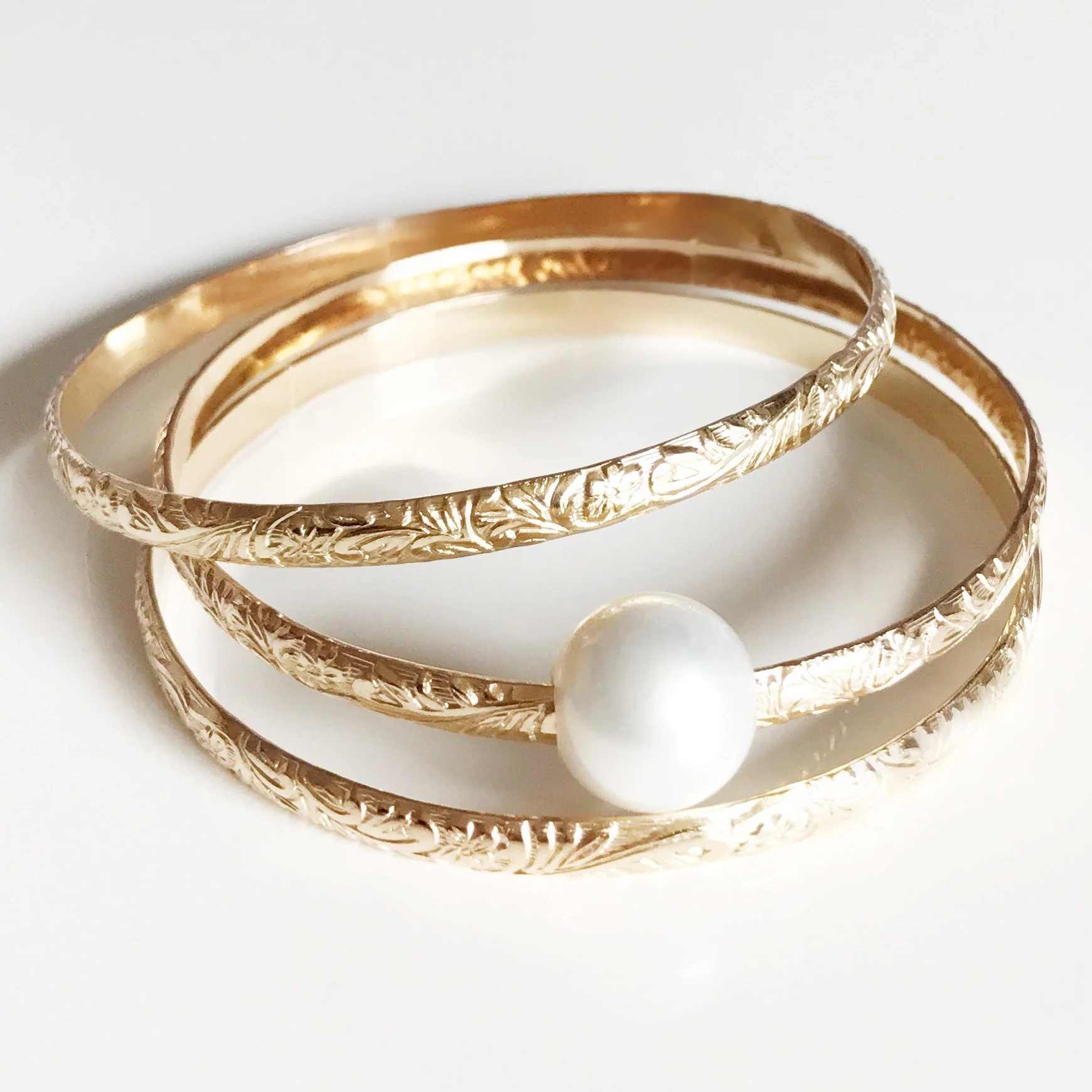 Bangle ALII - white pearl (B338) - Mitchell's Manufacturing Jewel