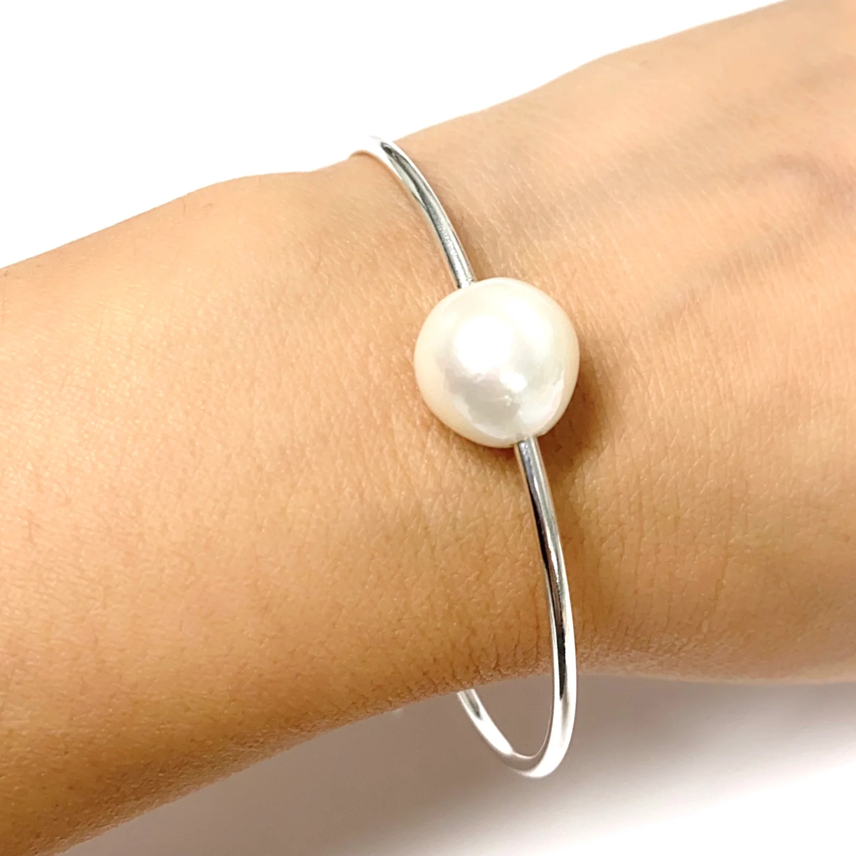 Cuff COCO - white pearl (B446) - Mitchell's Manufacturing Jewel