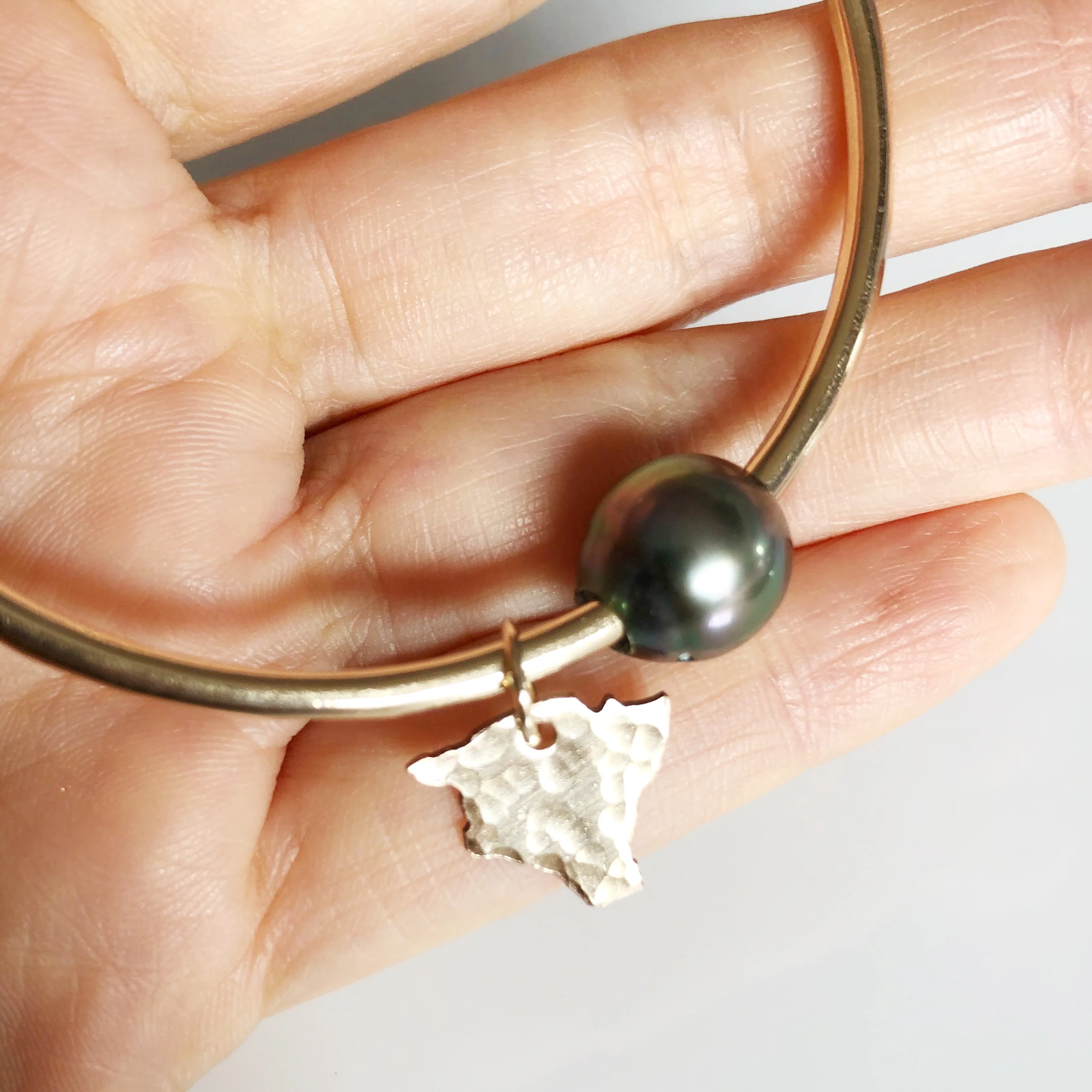 Big Island charm bangle - tahitian pearl (B368) - Mitchell's Manufacturing Jewel