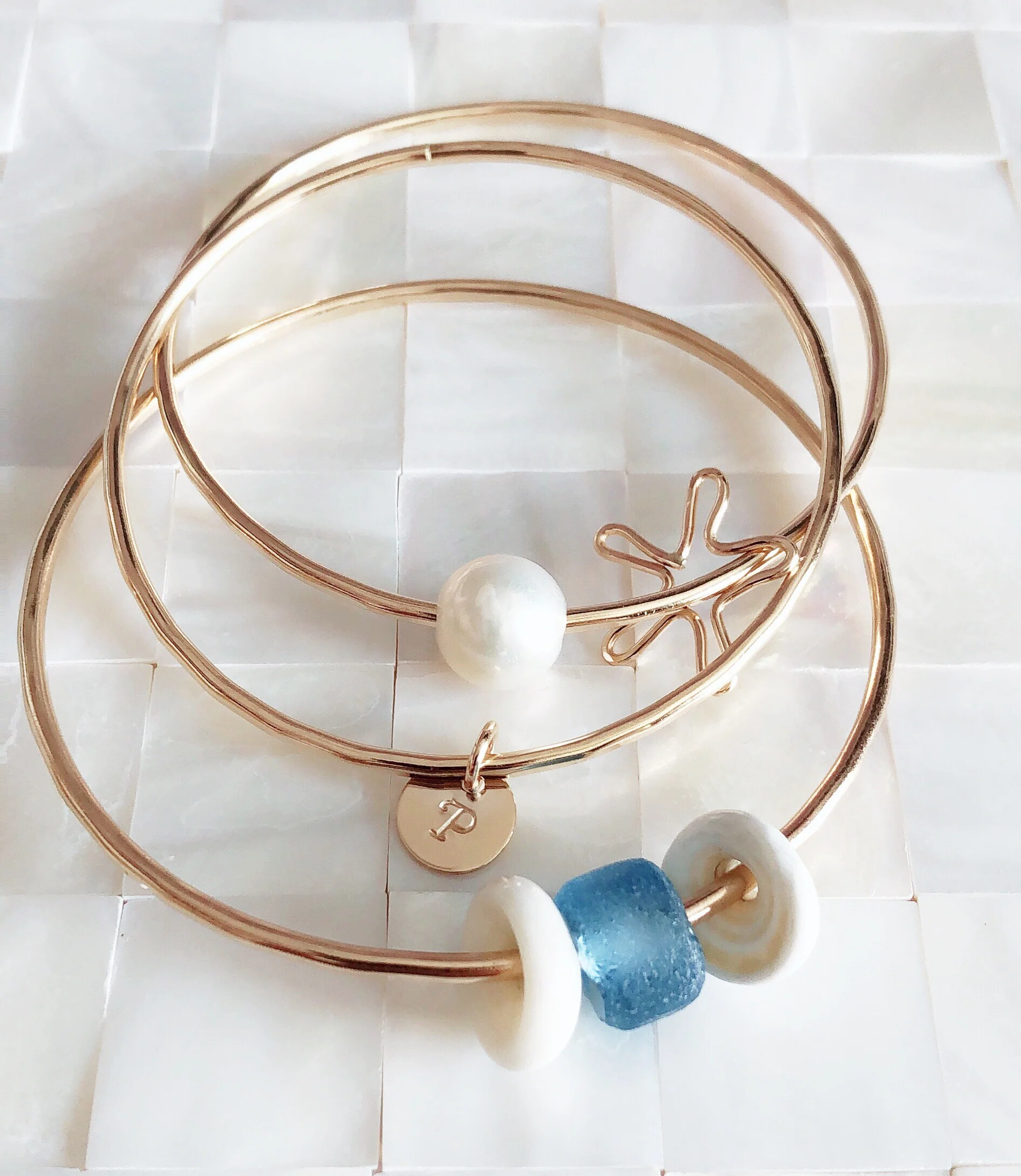 Bangle Kami - white puka shell (B205) - Mitchell's Manufacturing Jewel