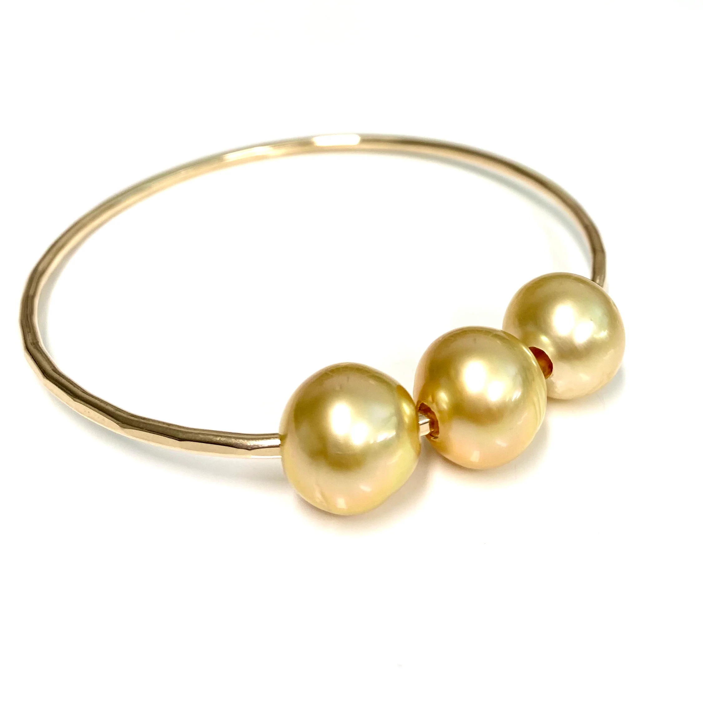 Bangle PAIGE - gold south sea pearls (B465) - Mitchell's Manufacturing Jewel