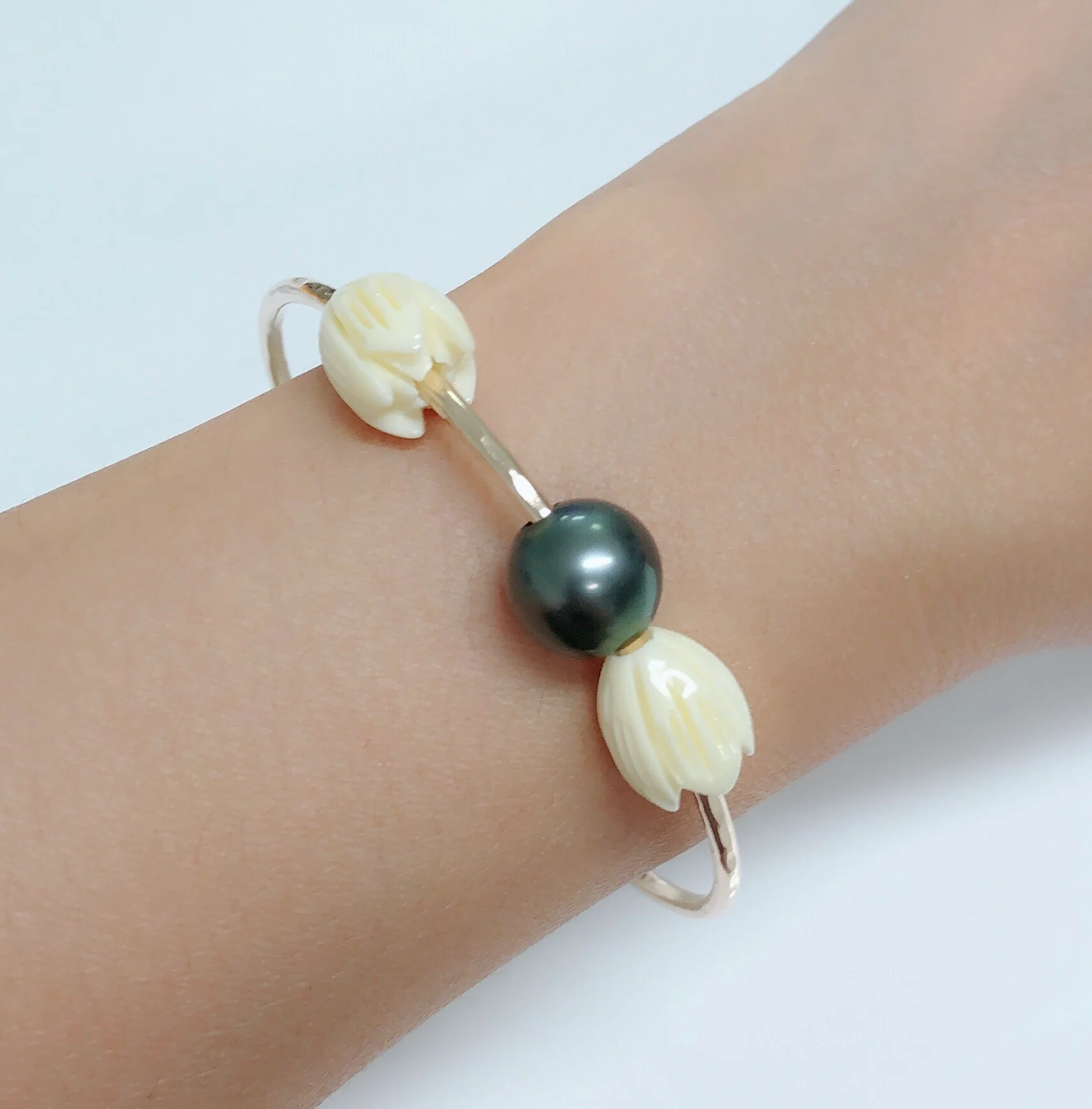 Bangle PAIGE- pikake & tahitian pearl (B434) - Mitchell's Manufacturing Jewel