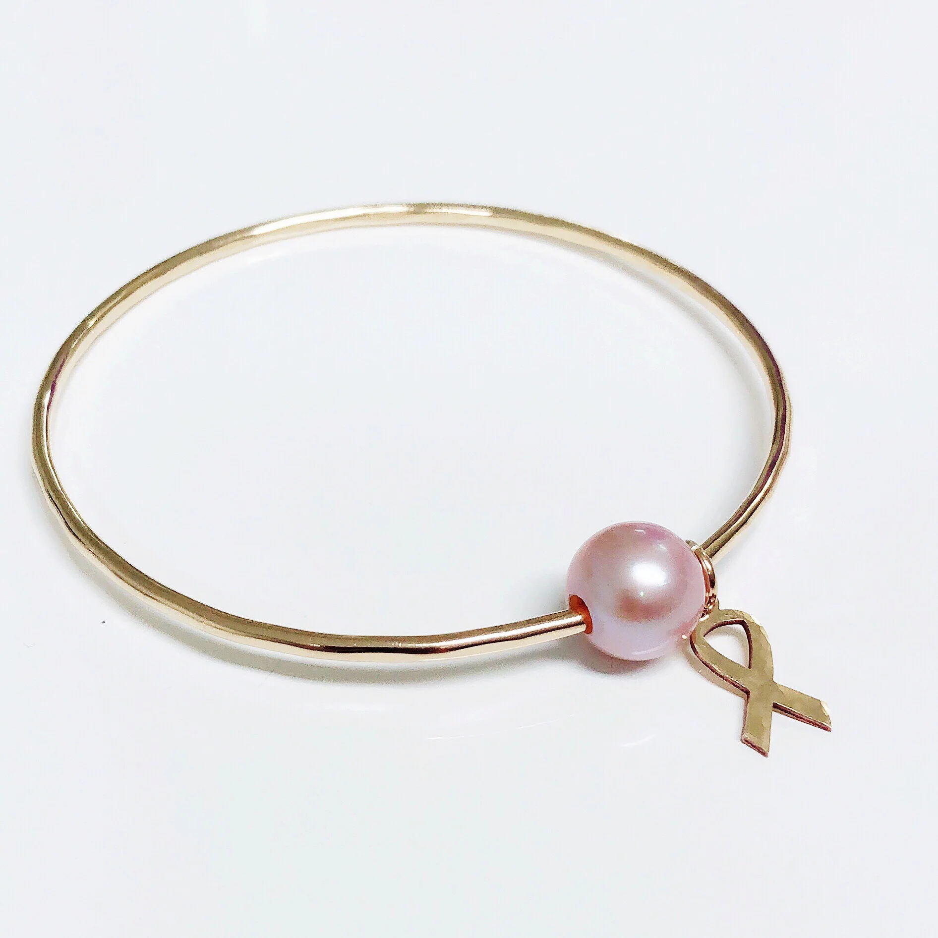 Cancer awareness bangle - pink Edison pearl (B346) - Mitchell's Manufacturing Jewel