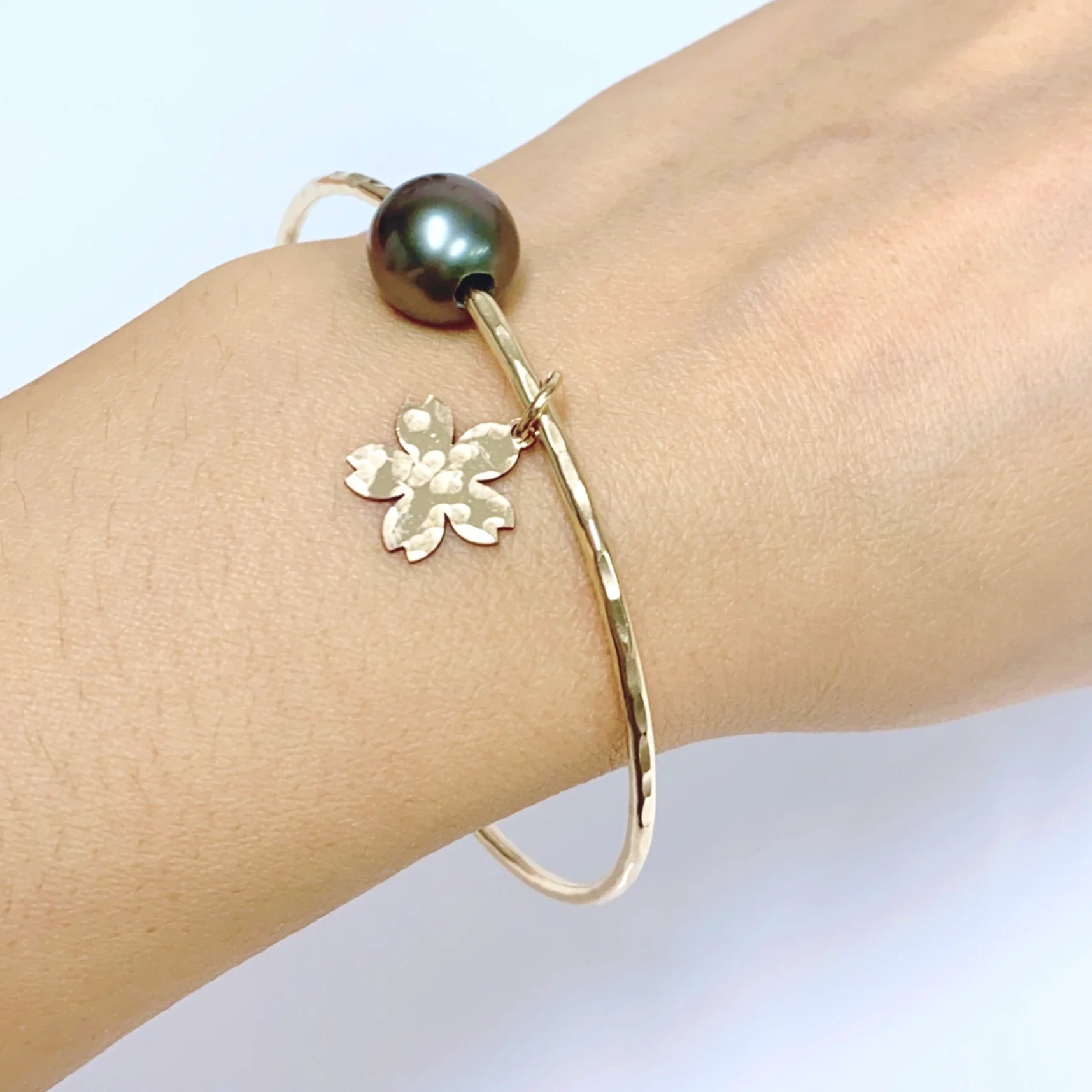 Cherry blossom bangle - Tahitian pearl (B381) - Mitchell's Manufacturing Jewel