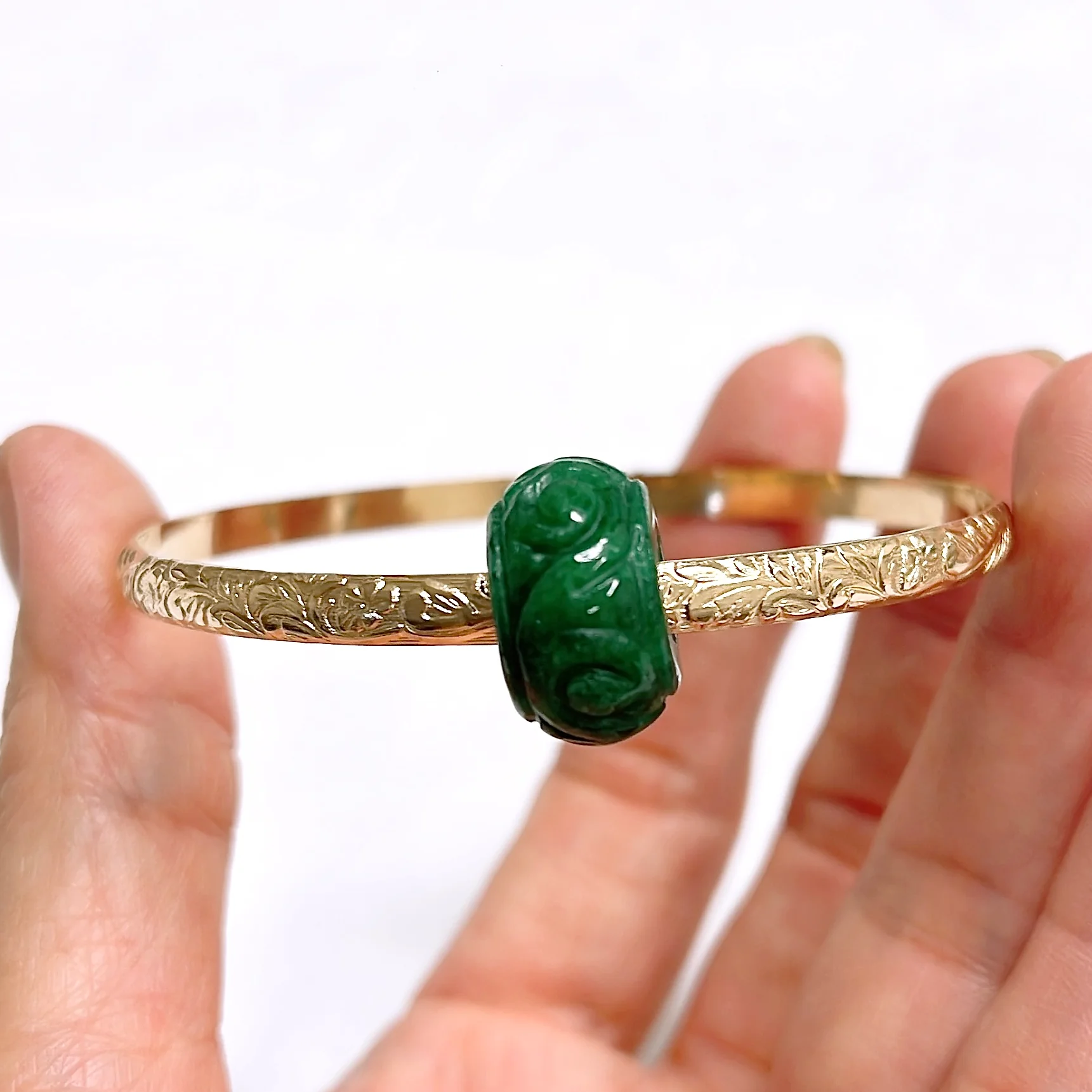 Bangle ALII - rondelle carved jade bead (B566) - Mitchell's Manufacturing Jewel