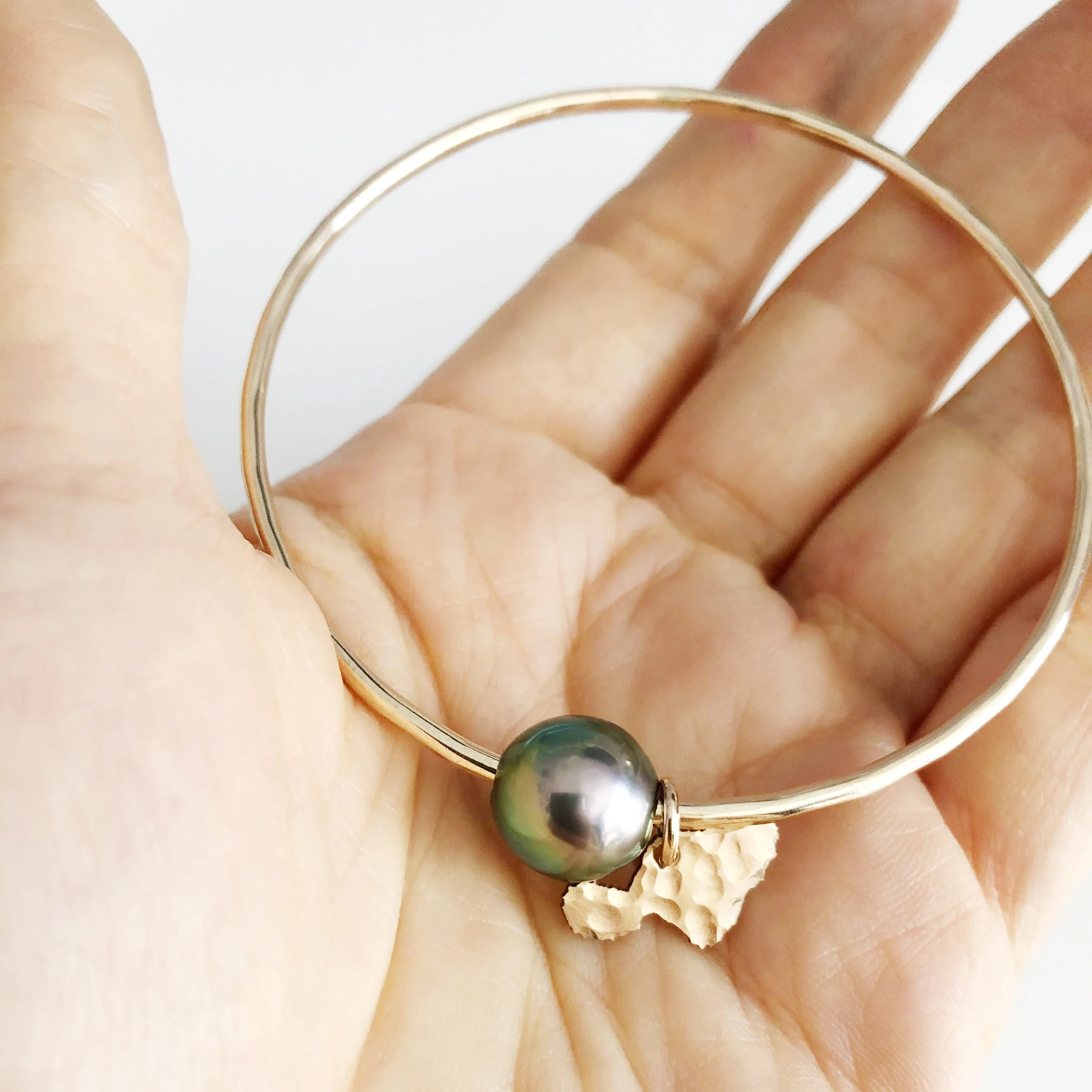 Maui charm bangle - tahitian pearl (B370) - Mitchell's Manufacturing Jewel