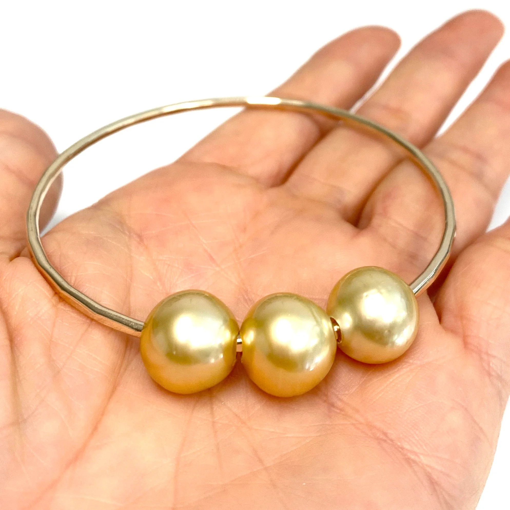 Bangle PAIGE - gold south sea pearls (B465) - Mitchell's Manufacturing Jewel