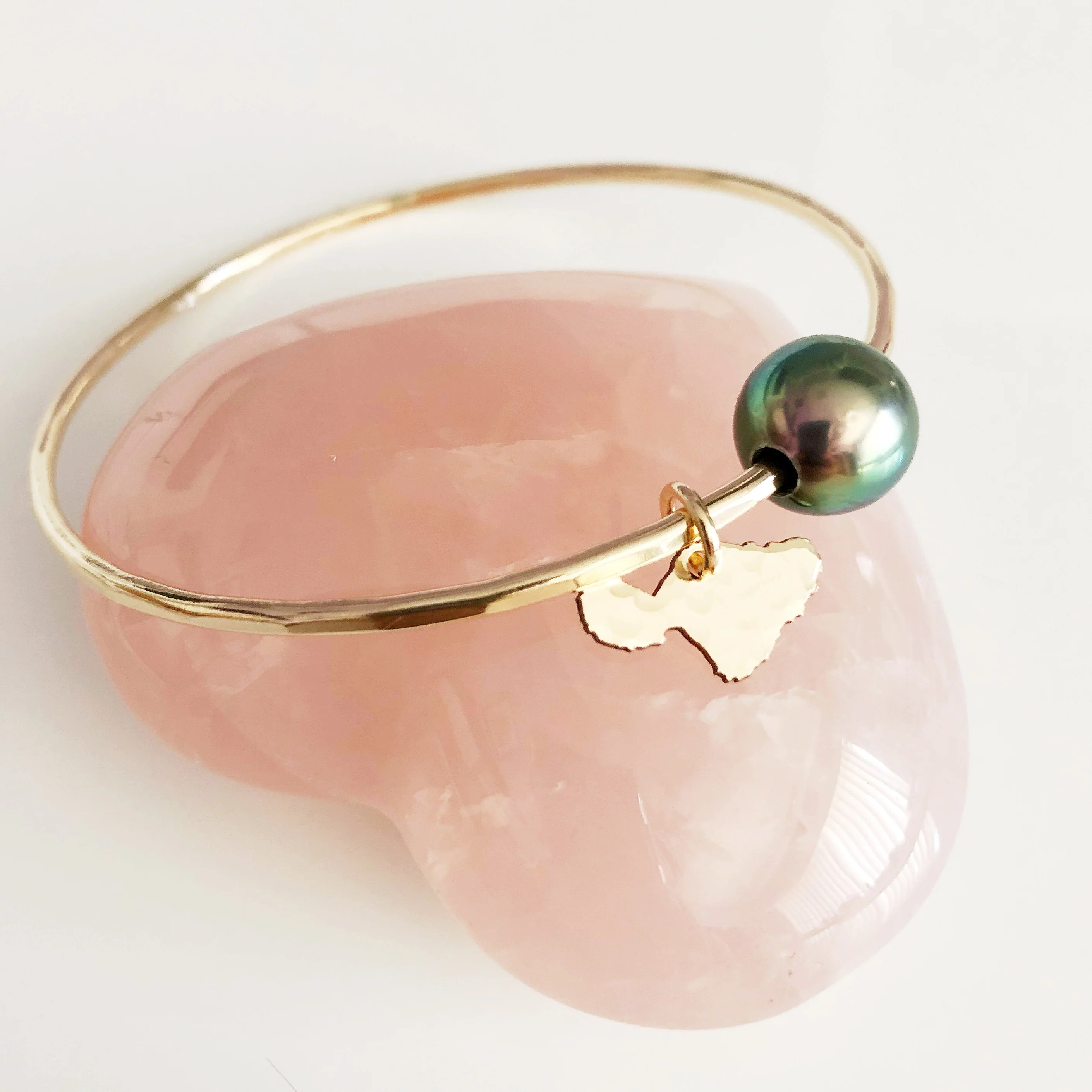 Maui charm bangle - tahitian pearl (B370) - Mitchell's Manufacturing Jewel