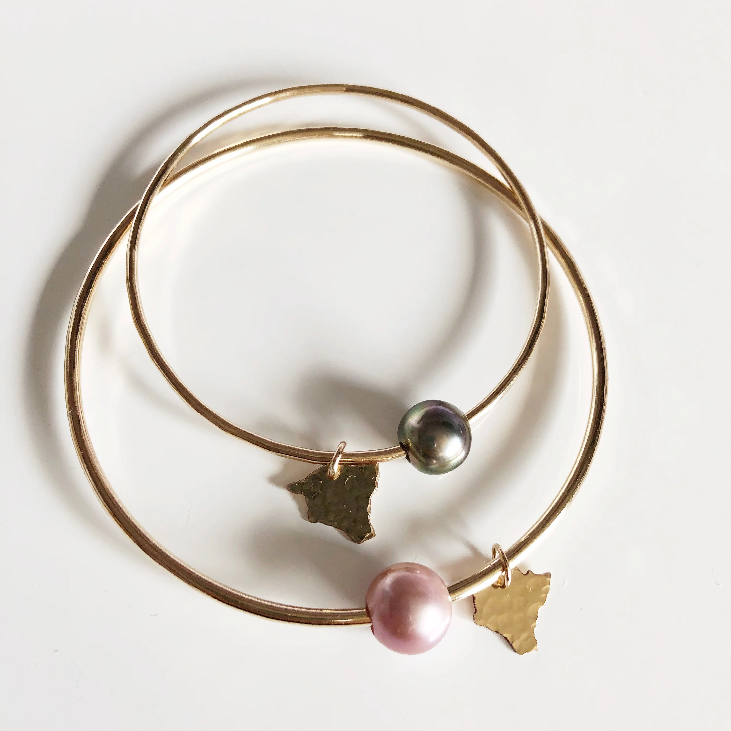 Big Island charm bangle - tahitian pearl (B368) - Mitchell's Manufacturing Jewel