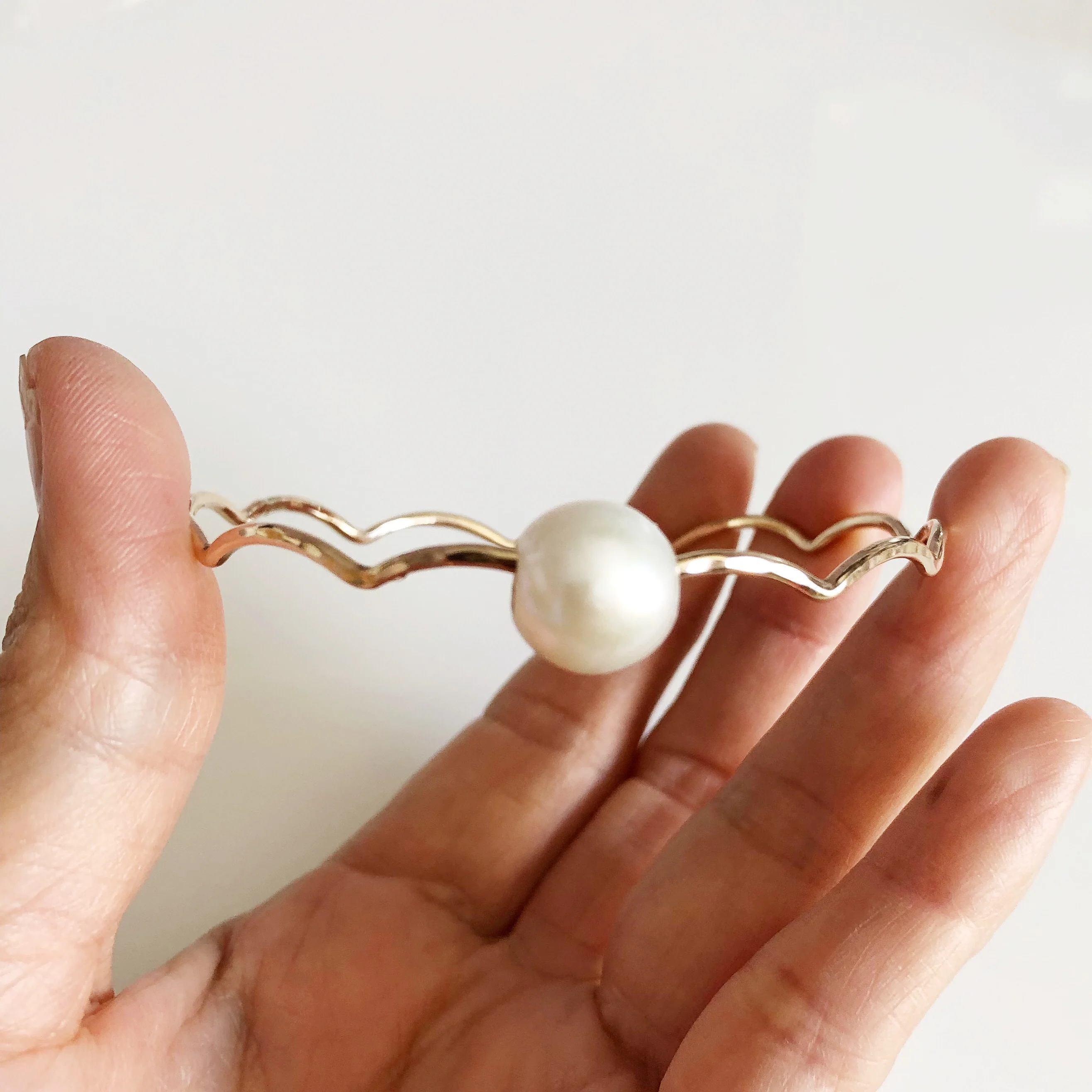 Bangle TOMI - White pearl (B413) - Mitchell's Manufacturing Jewel