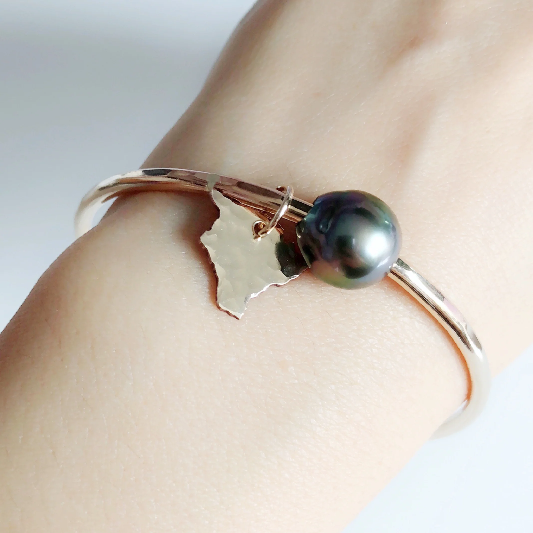 Big Island charm bangle - tahitian pearl (B368) - Mitchell's Manufacturing Jewel